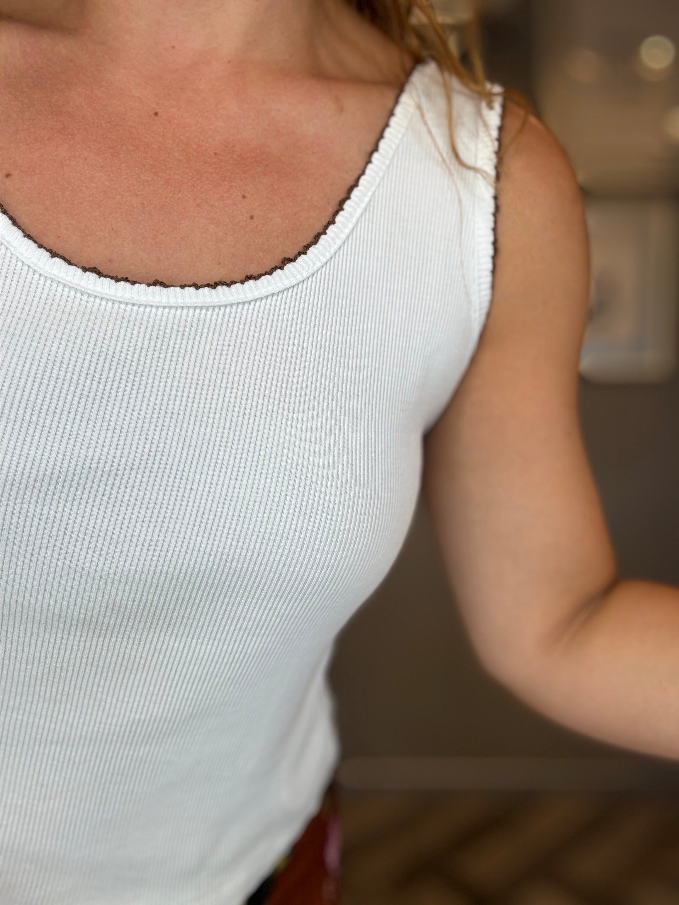 Top a costine bianco con collo ricamato