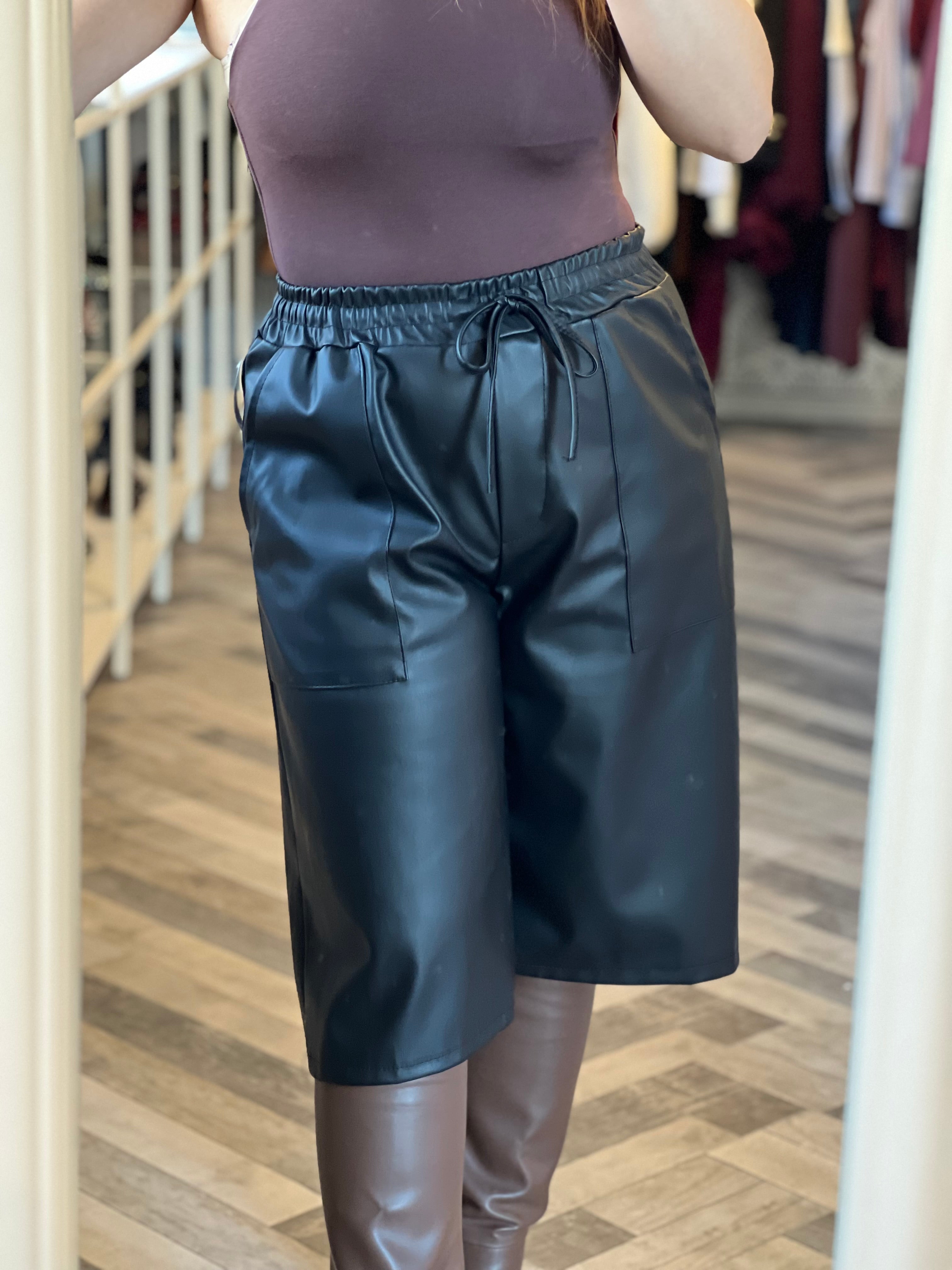 Bermuda ecopelle con coulisse