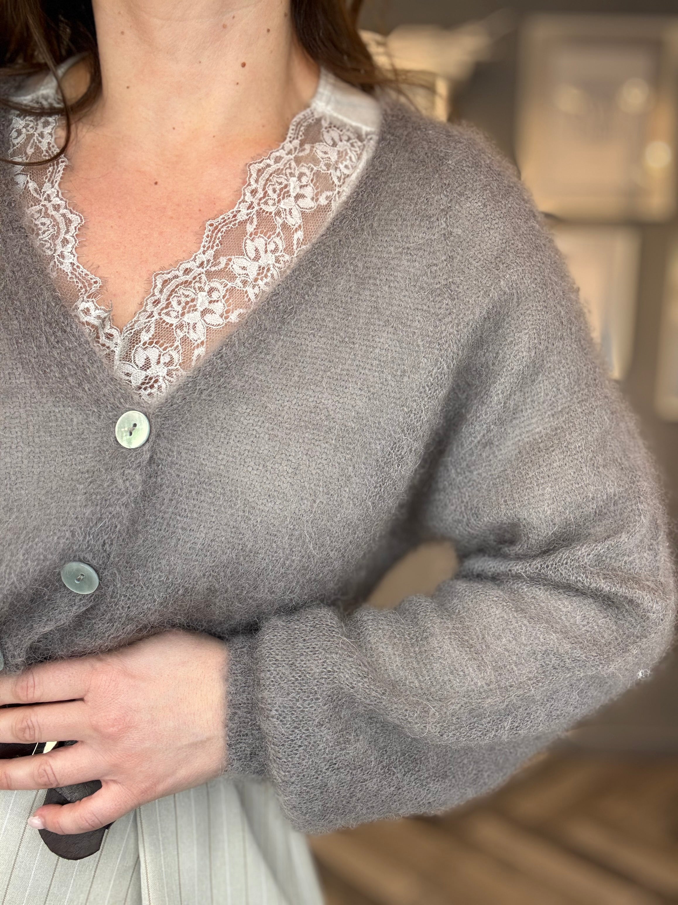 T-shirt in viscosa con pizzo