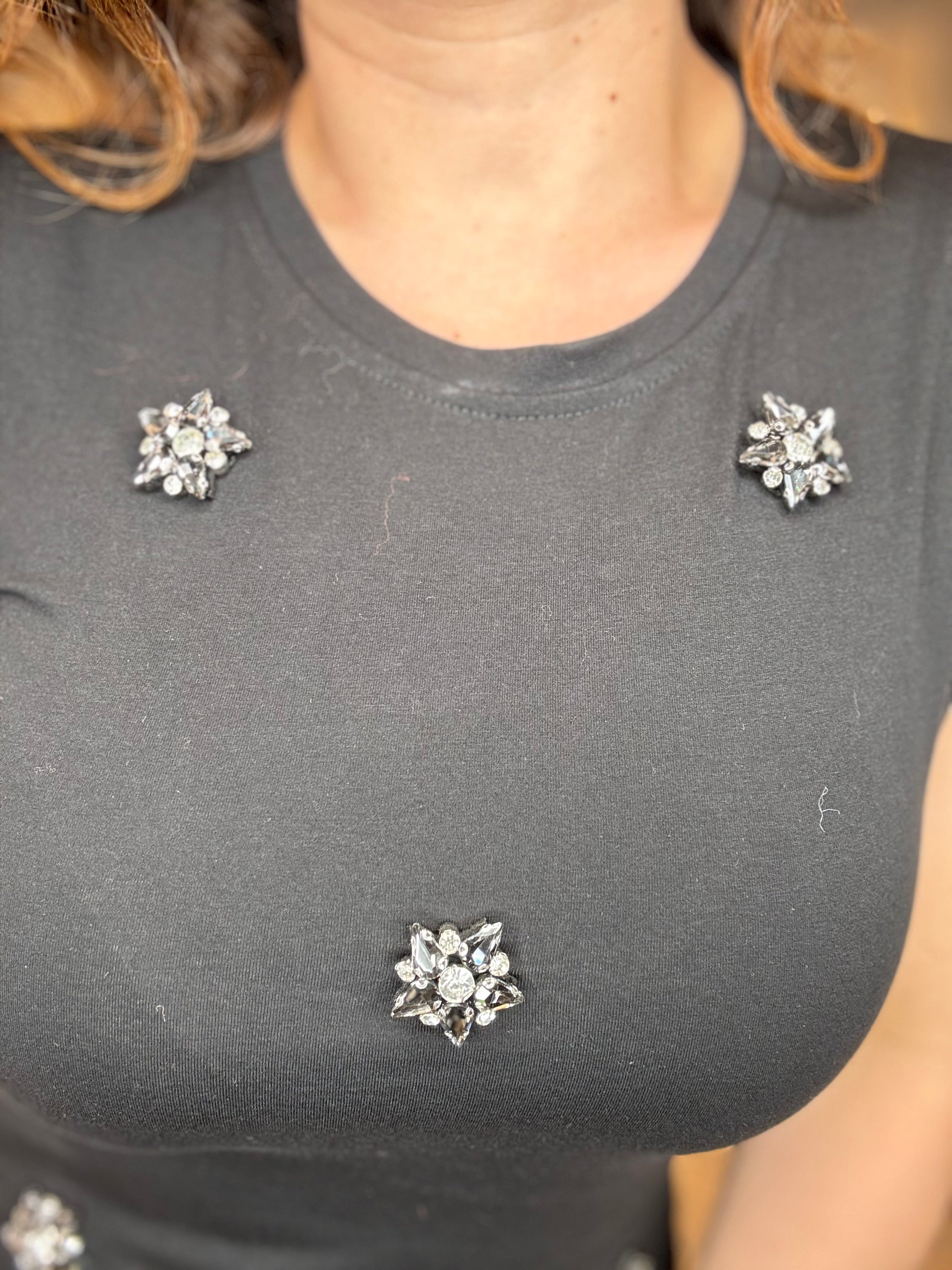 T-shirt basic con applicazioni gioiello a fiore