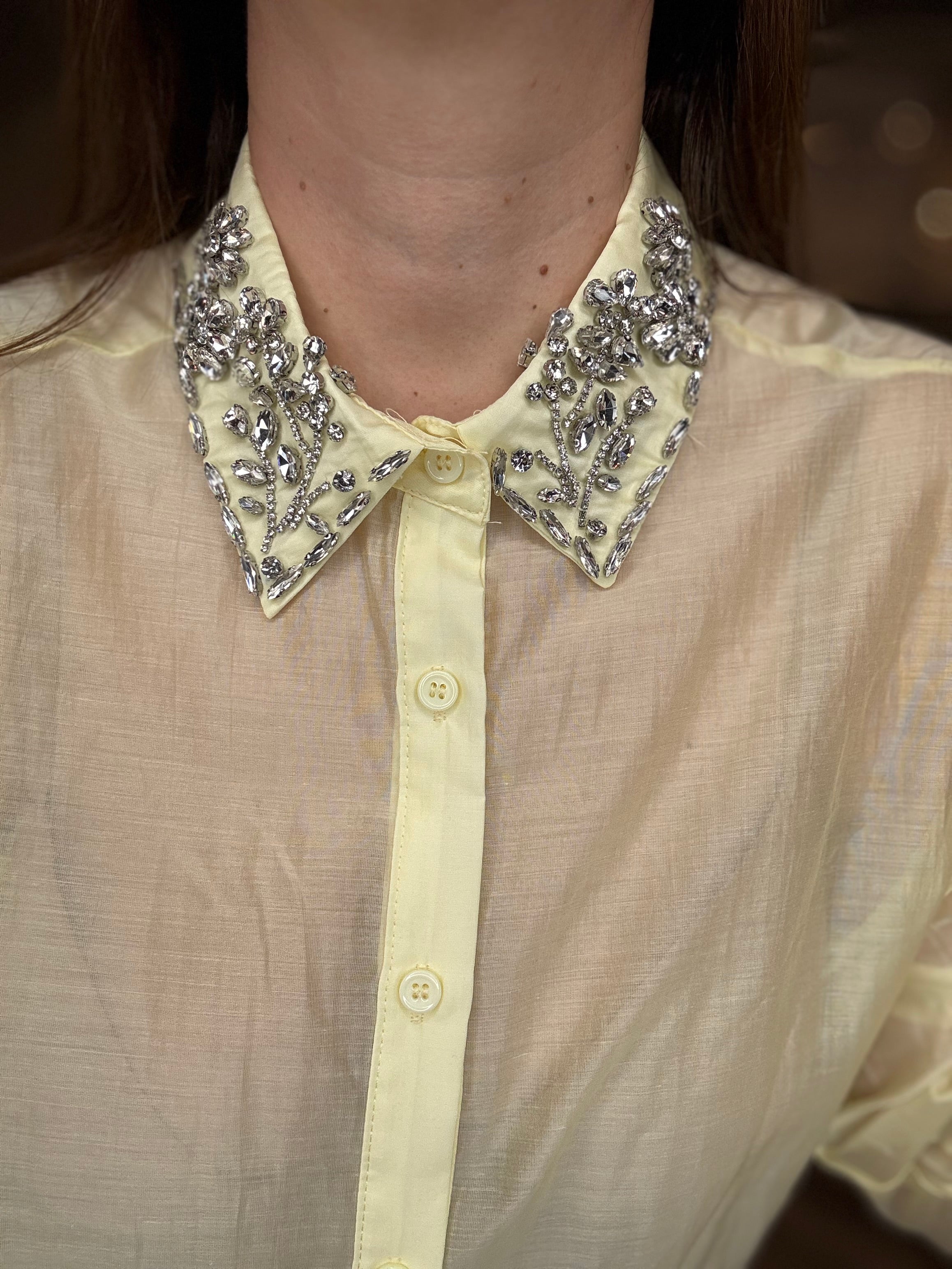 Camicia giallo pastello collo gioiello
