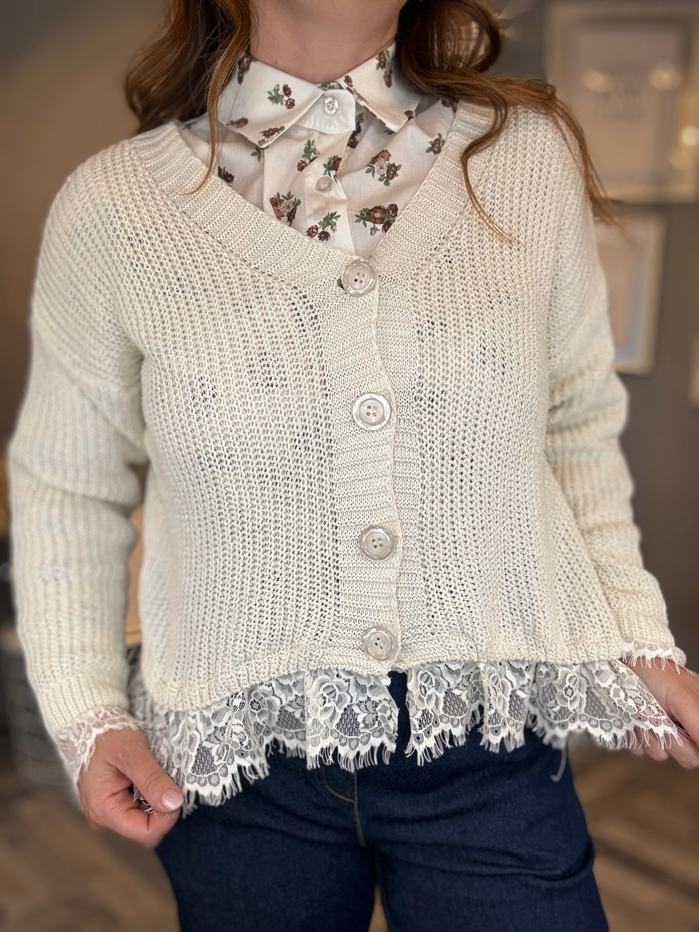 Cardigan panna con dettagli in pizzo