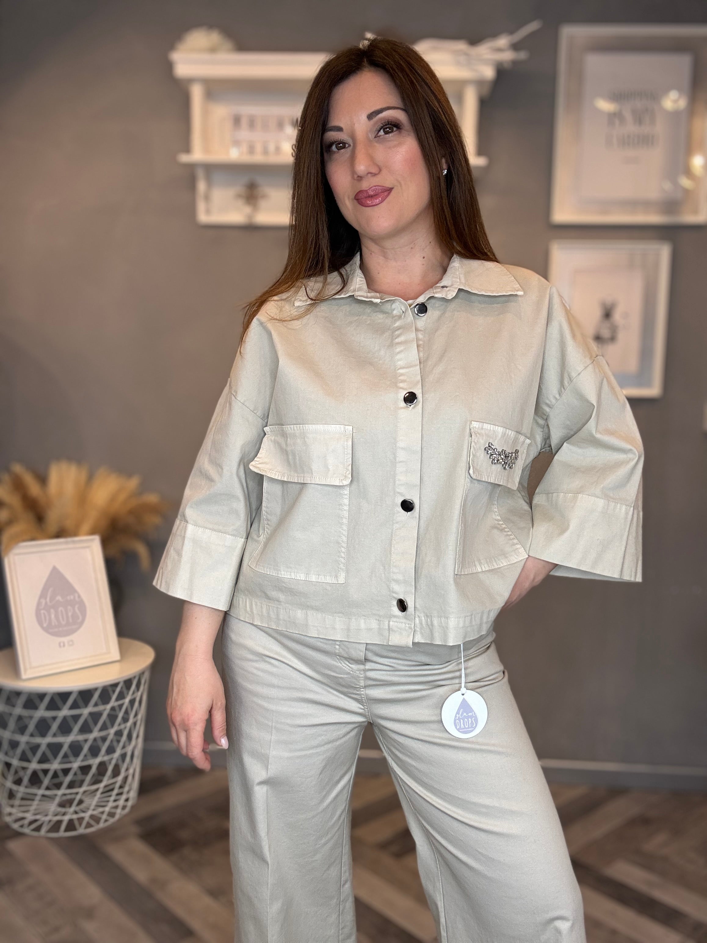 Giacca crop con cabochon sabbia