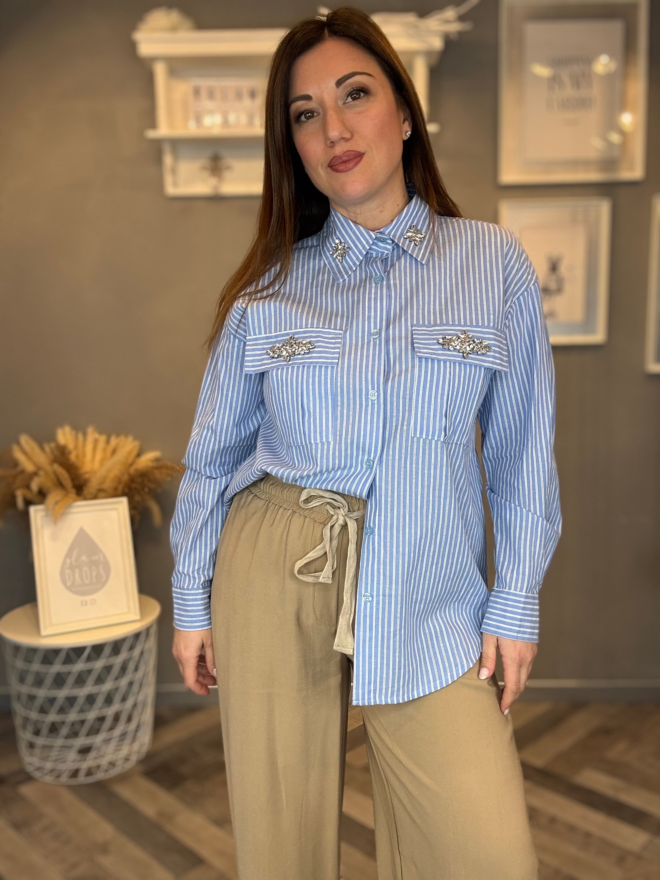 Camicia celeste a righe con applicazioni gioiello
