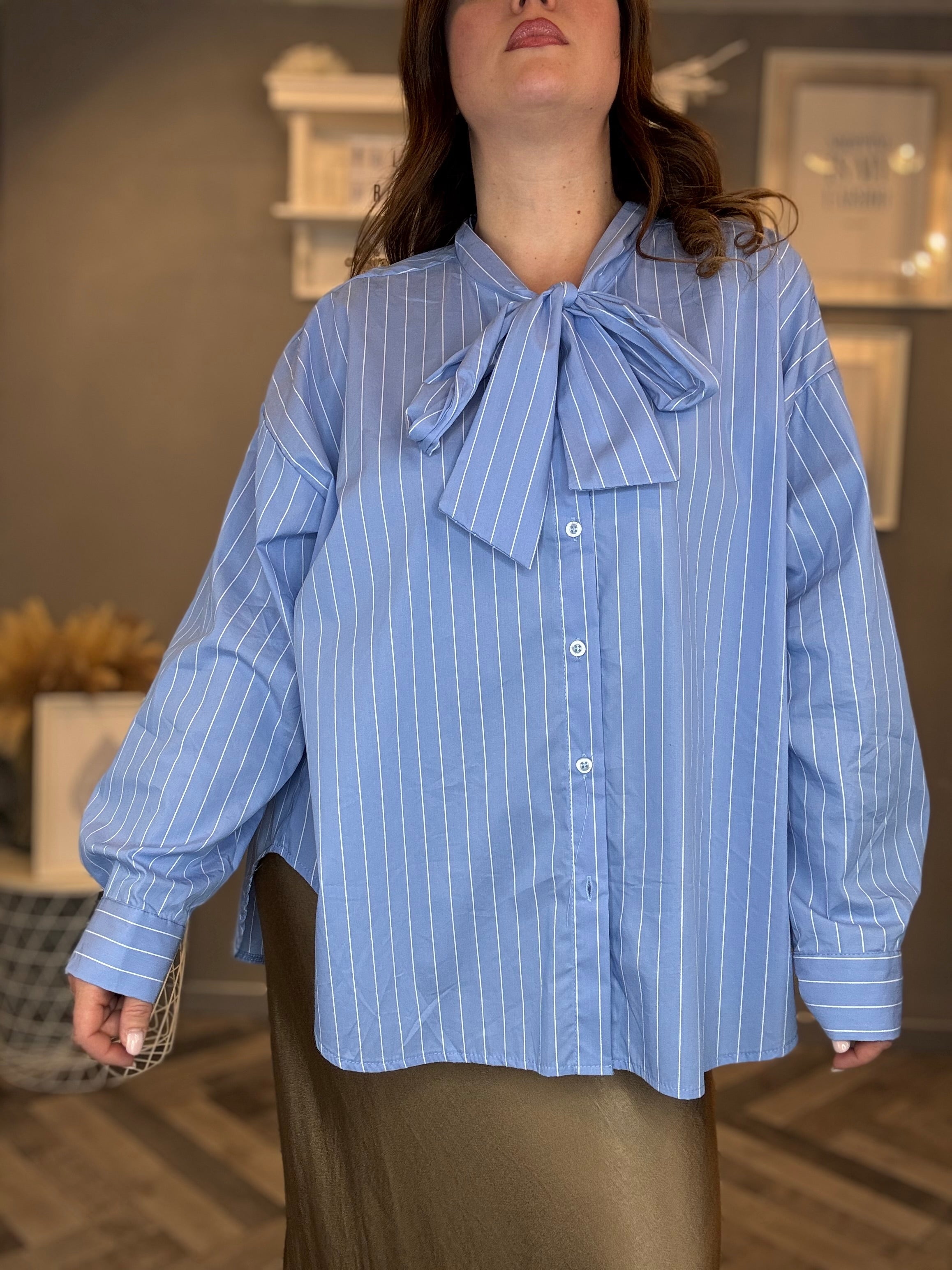 Camicia celeste a righe bianche con fiocco