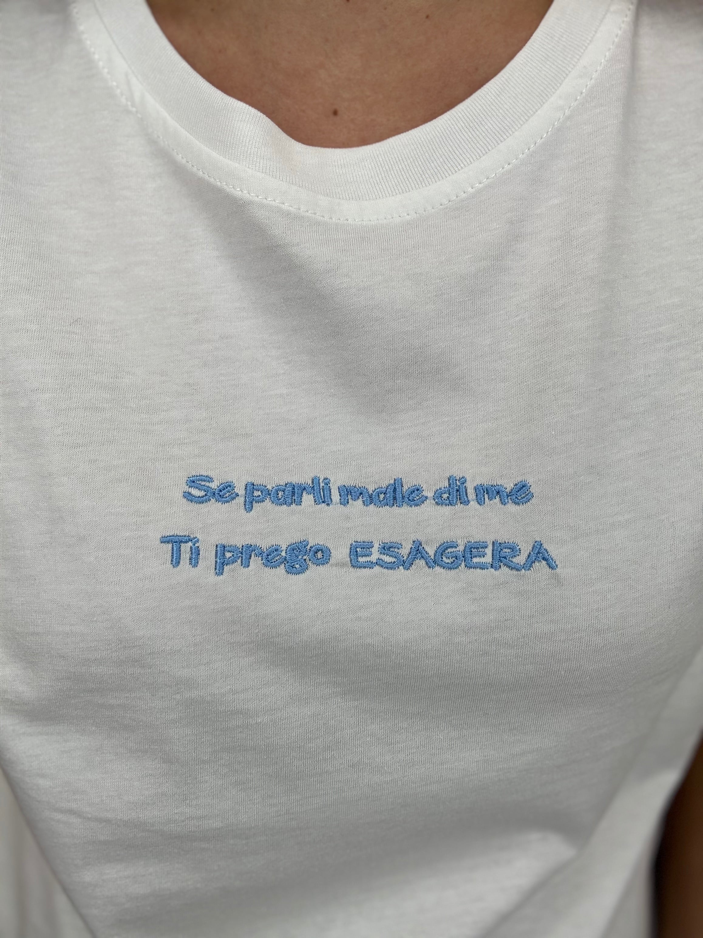 T-shirt Se parli male di me celeste