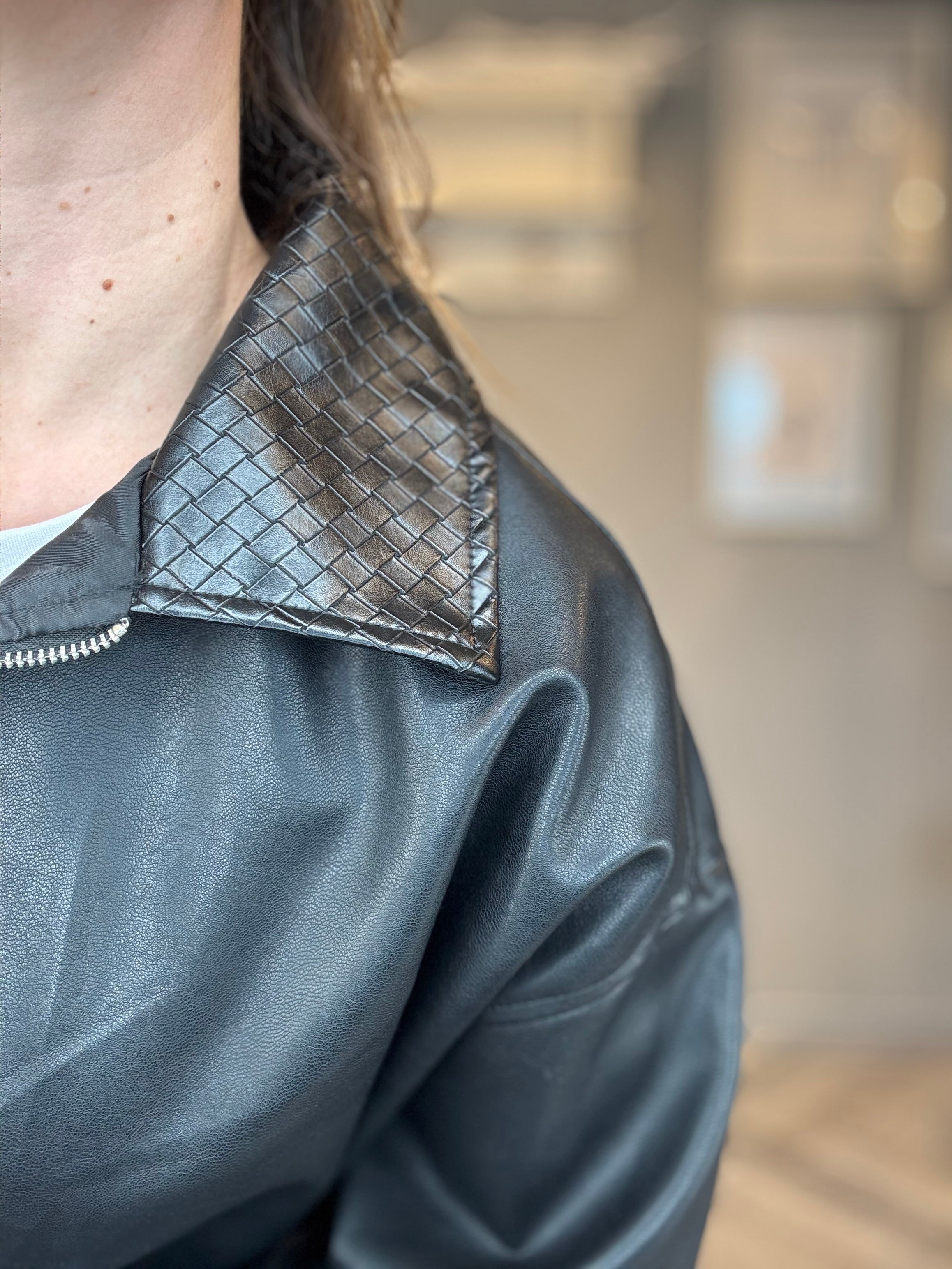 Bomber ecopelle collo intrecciato nero