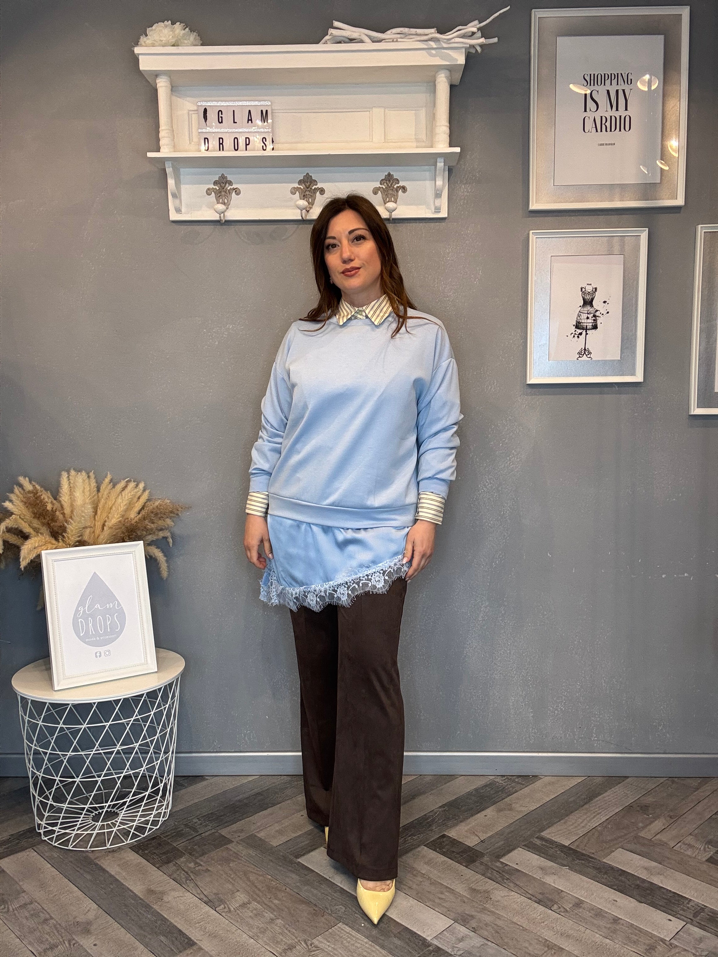 Felpa con bordo in raso e pizzo celeste