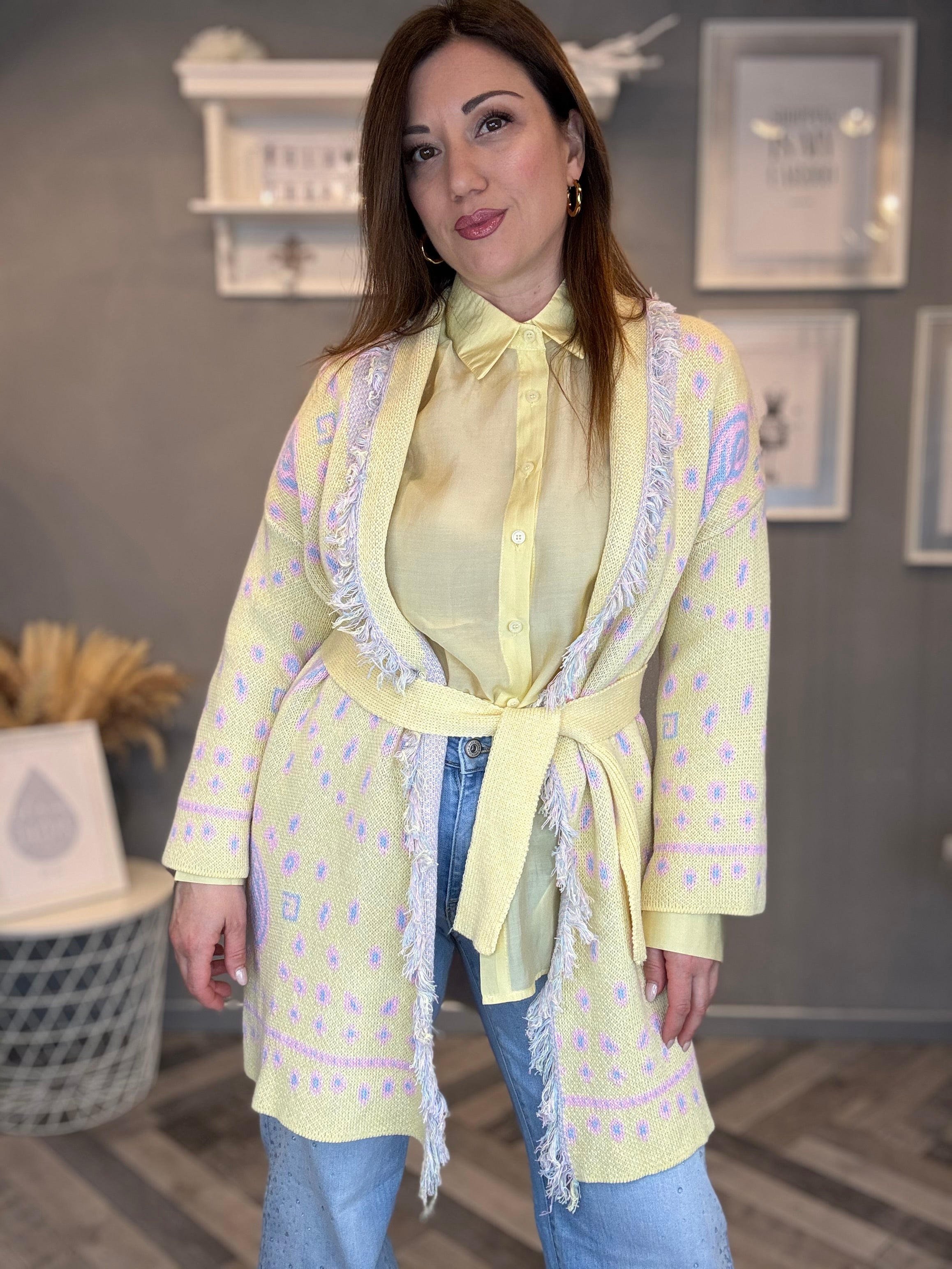 Cardigan jacquard giallo pastello con frange