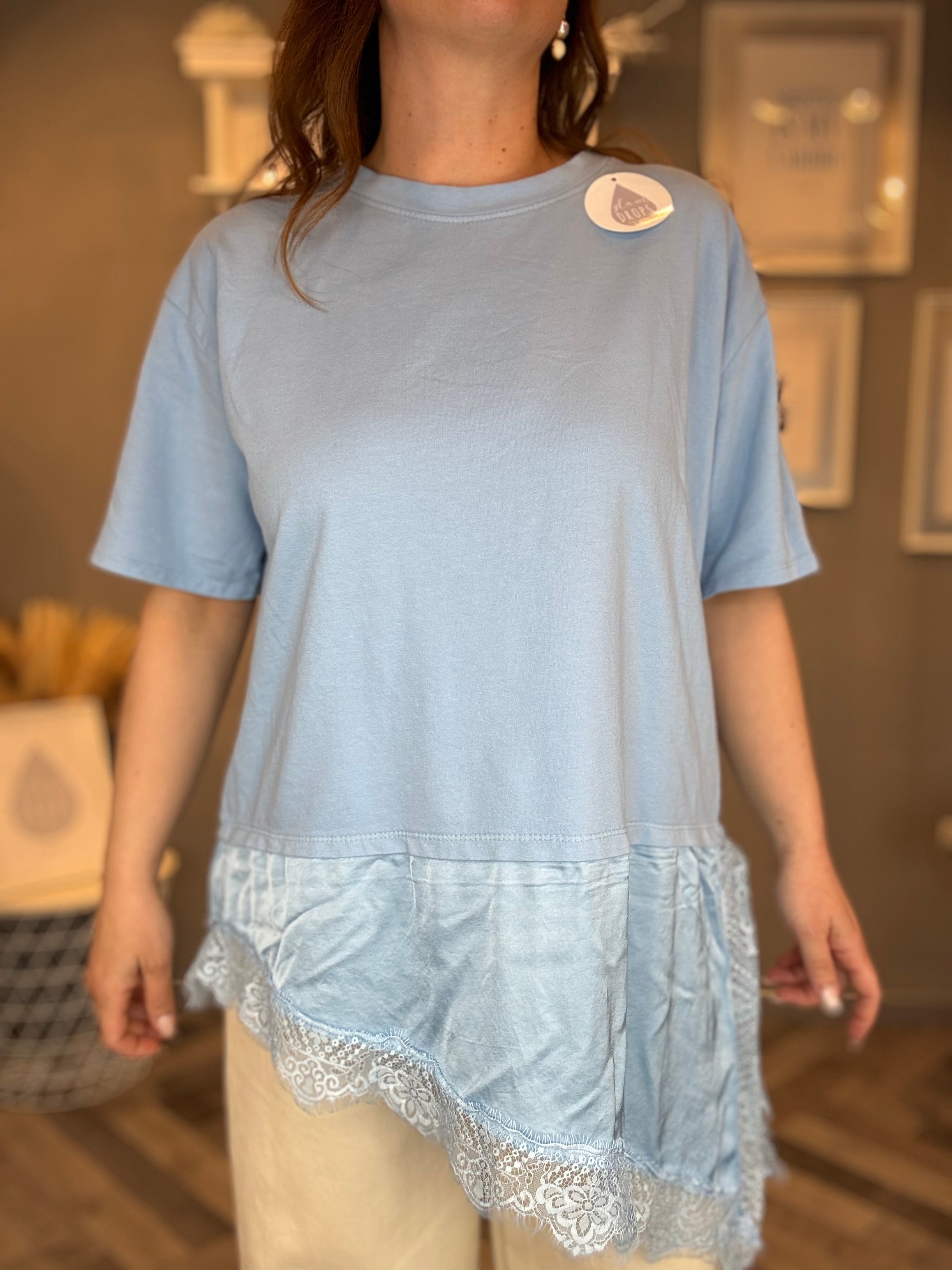 T-shirt celeste con satin e pizzo