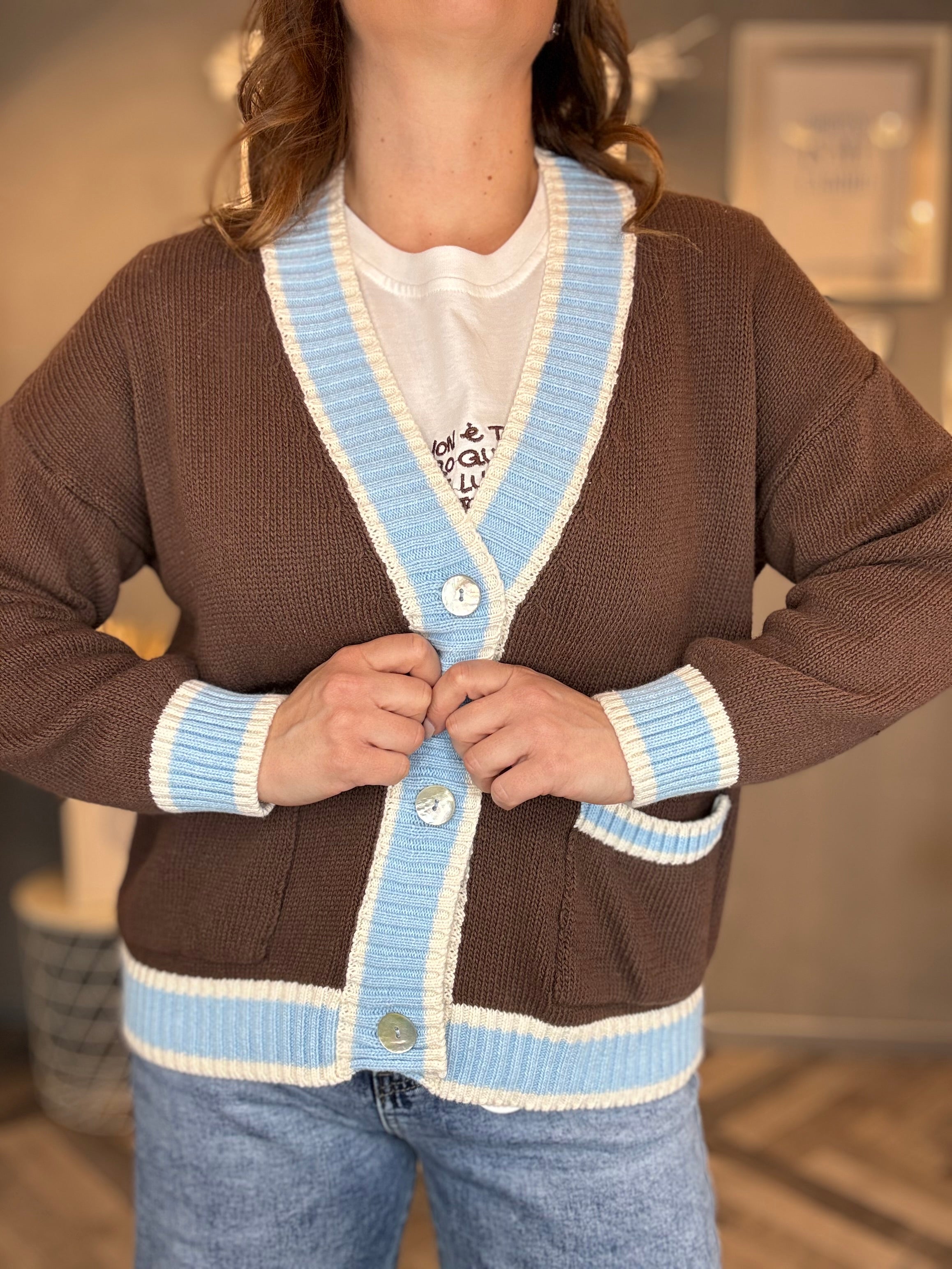 Cardigan cioccolato profili azzurri