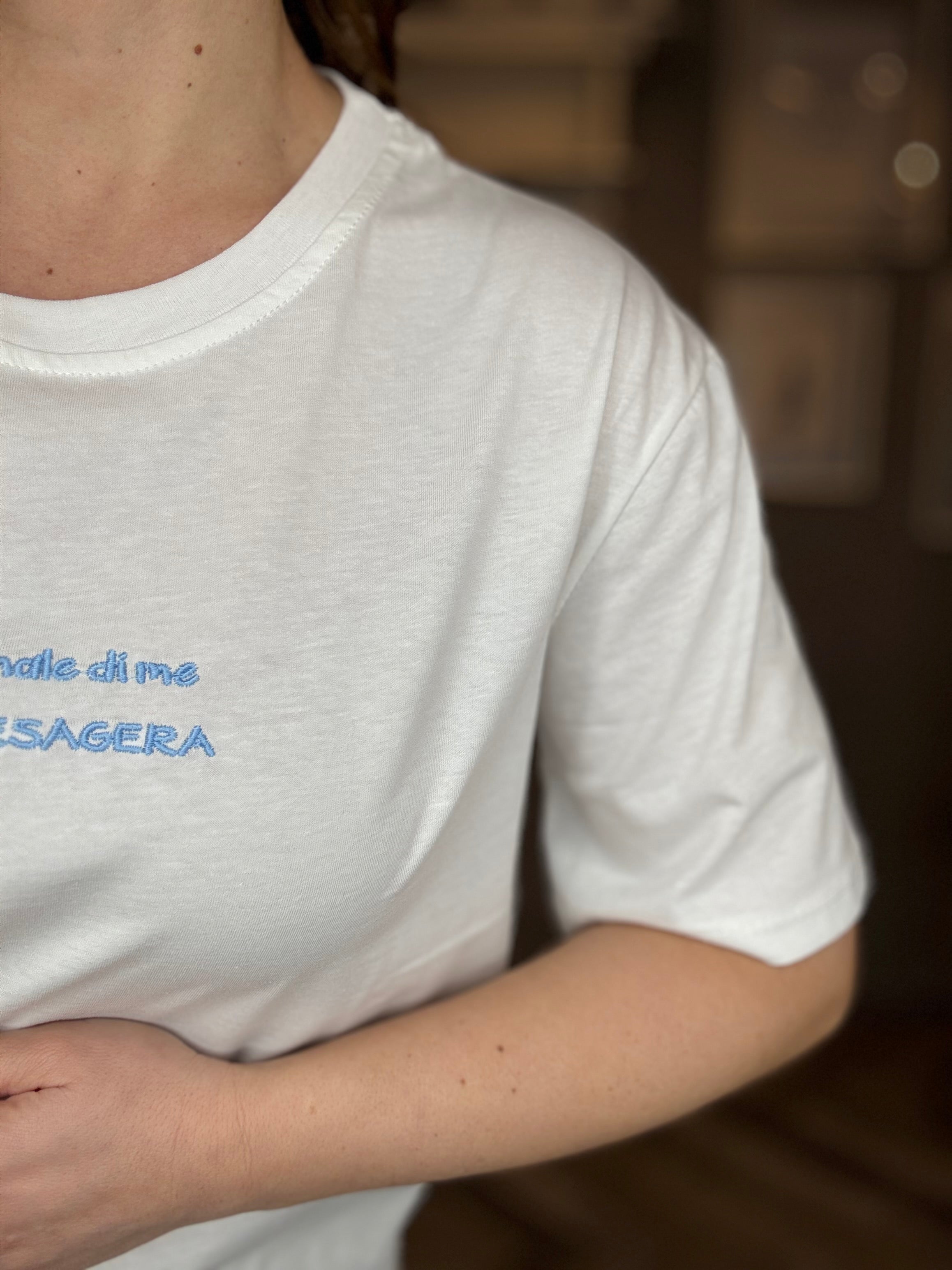 T-shirt Se parli male di me celeste