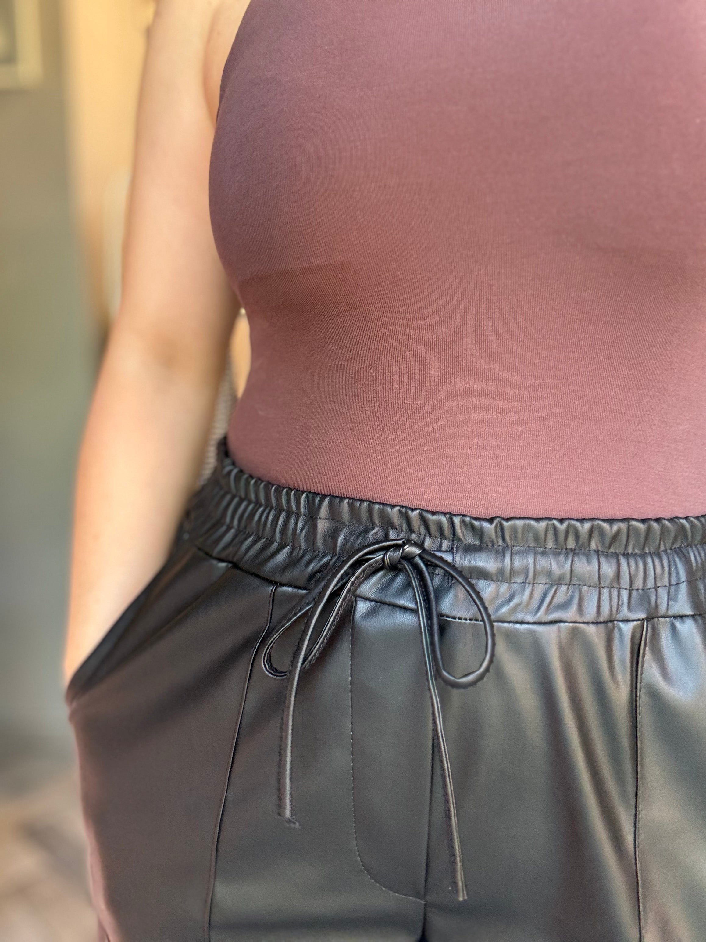 Bermuda ecopelle con coulisse