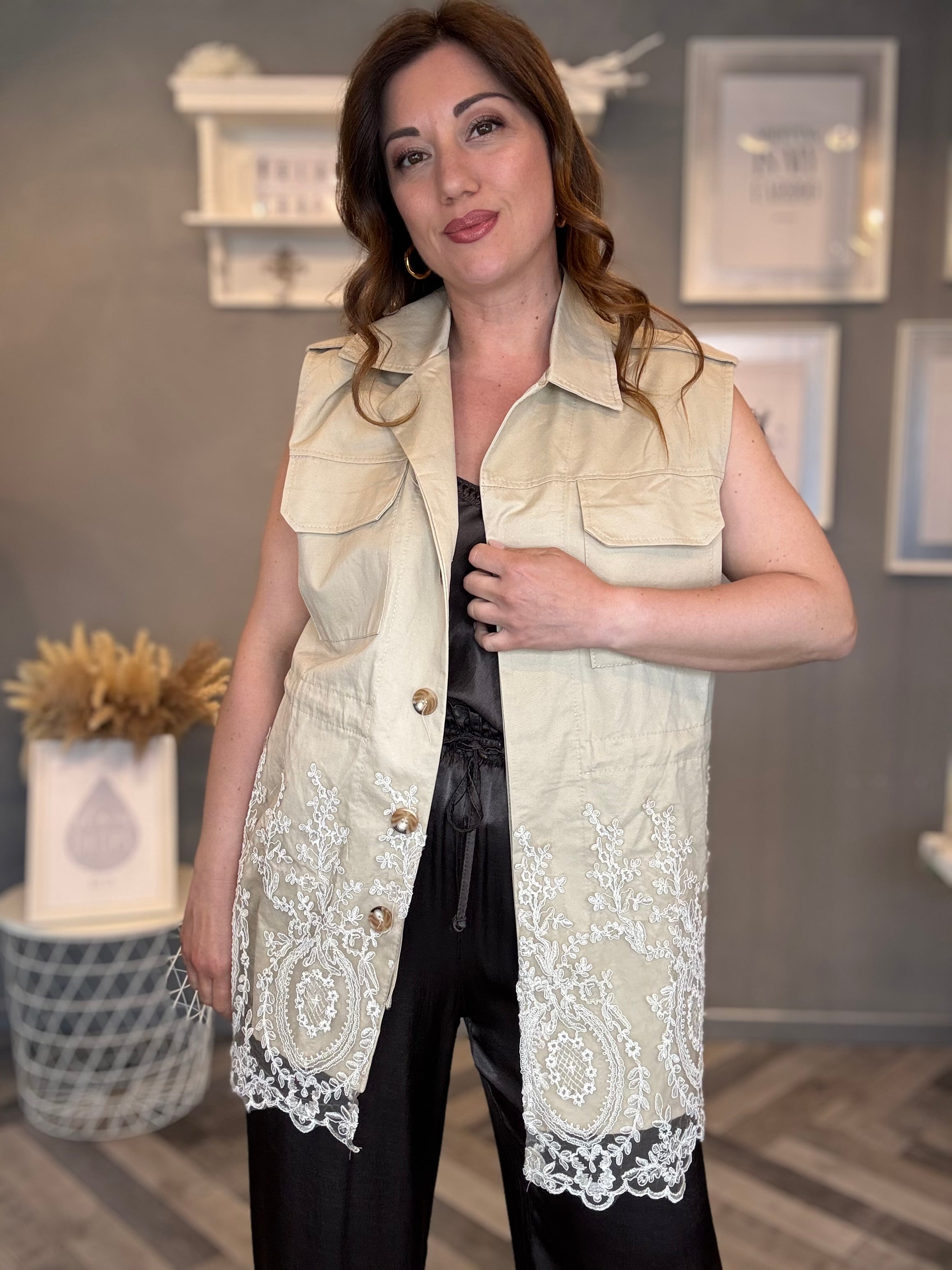 Gilet beige con pizzo
