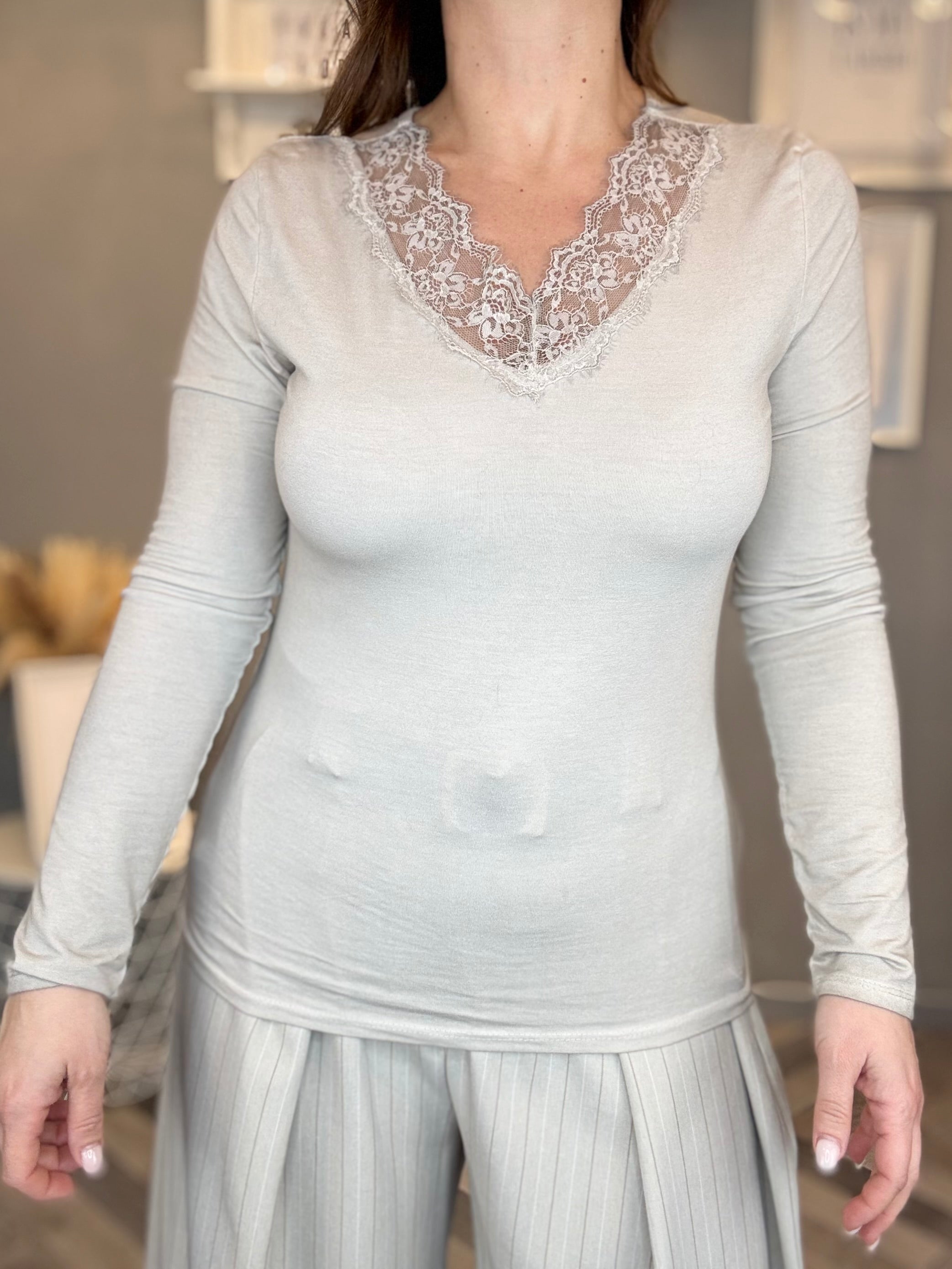 T-shirt in viscosa con pizzo