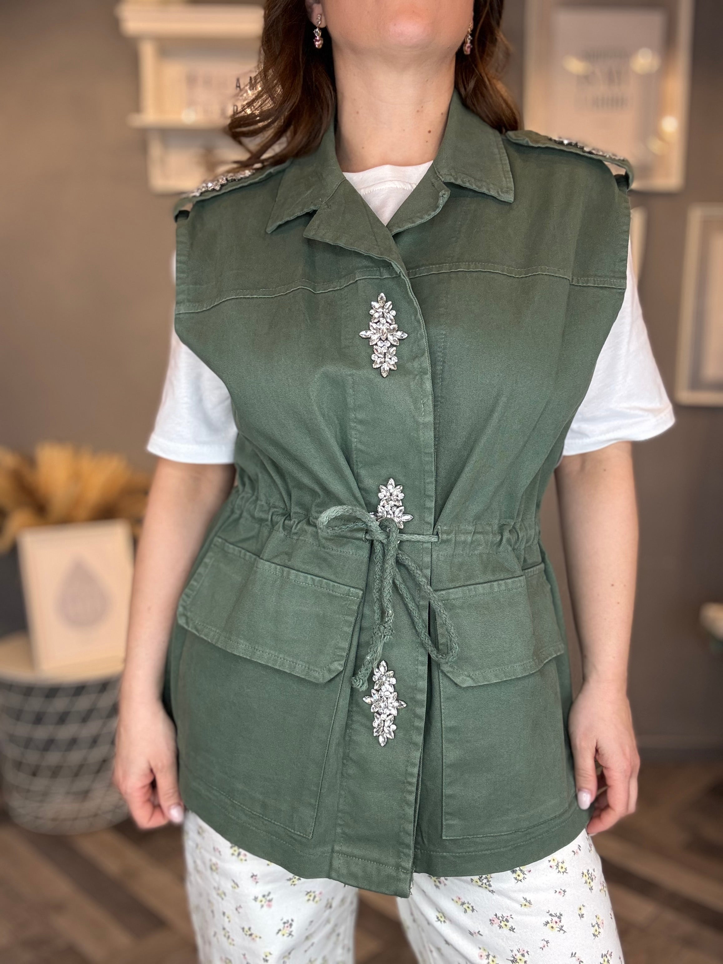 Gilet gioiello con cabochon verde militare