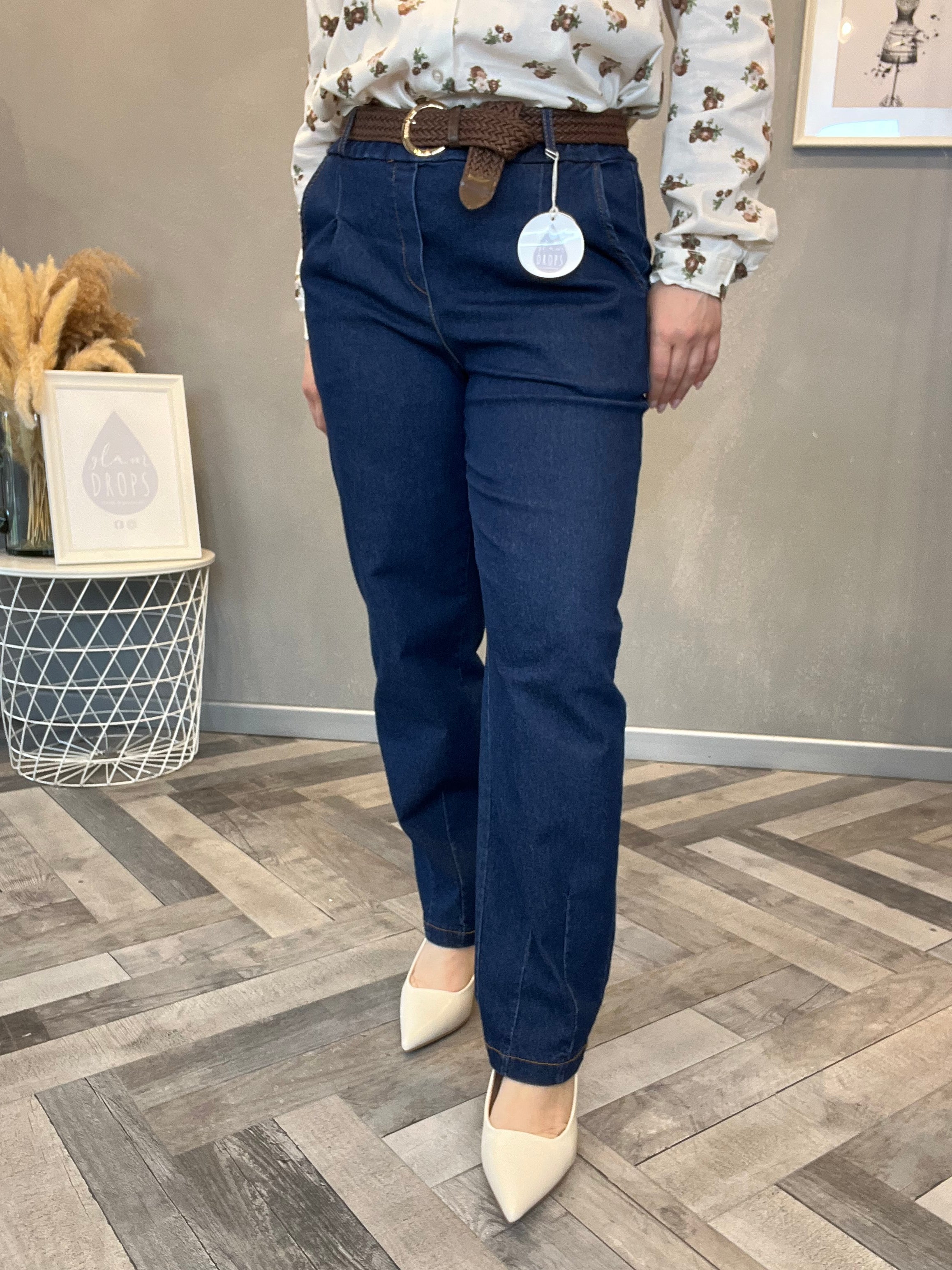 Jeans barrel scuro con cintura