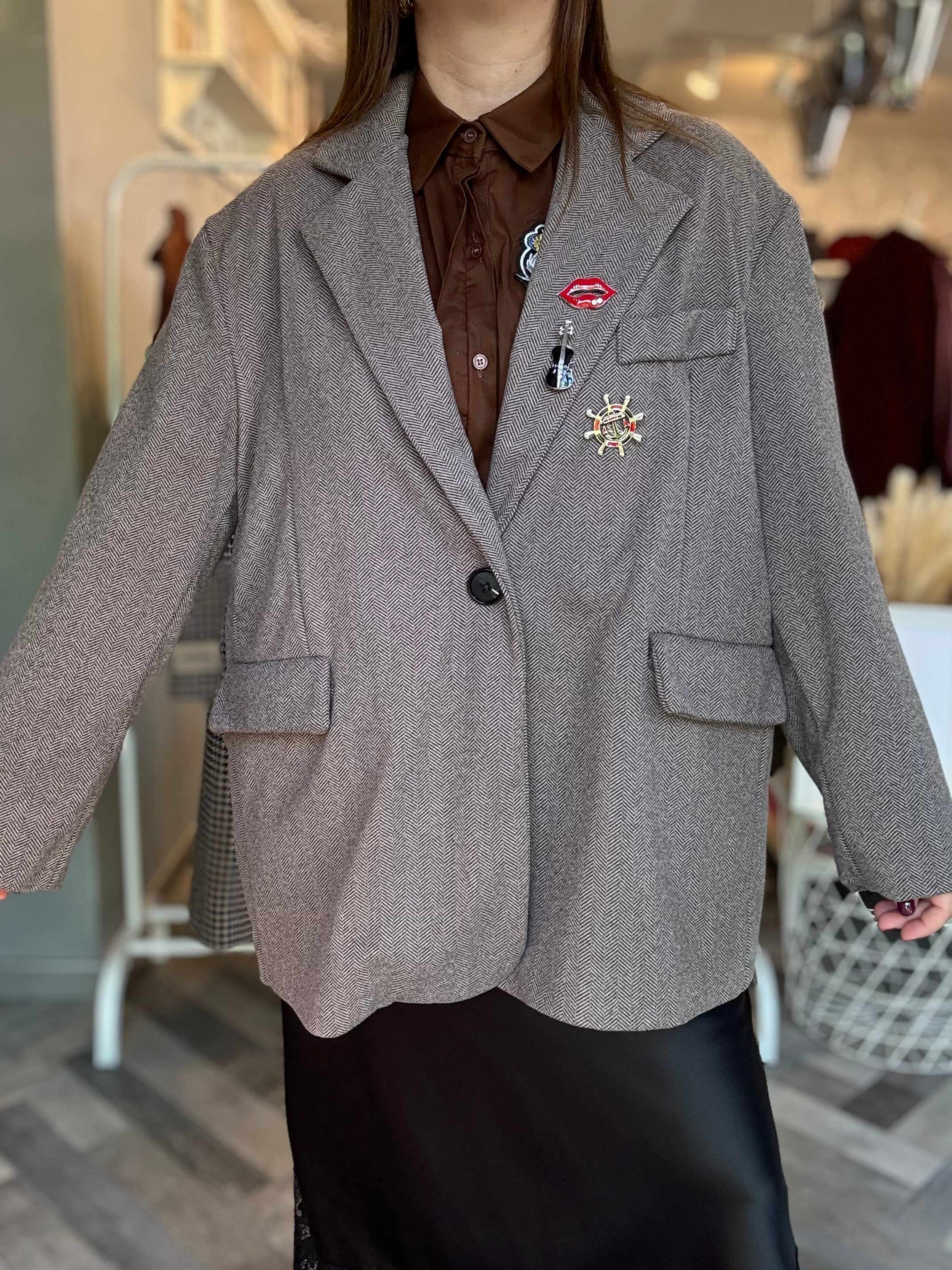 Blazer spigato con spille