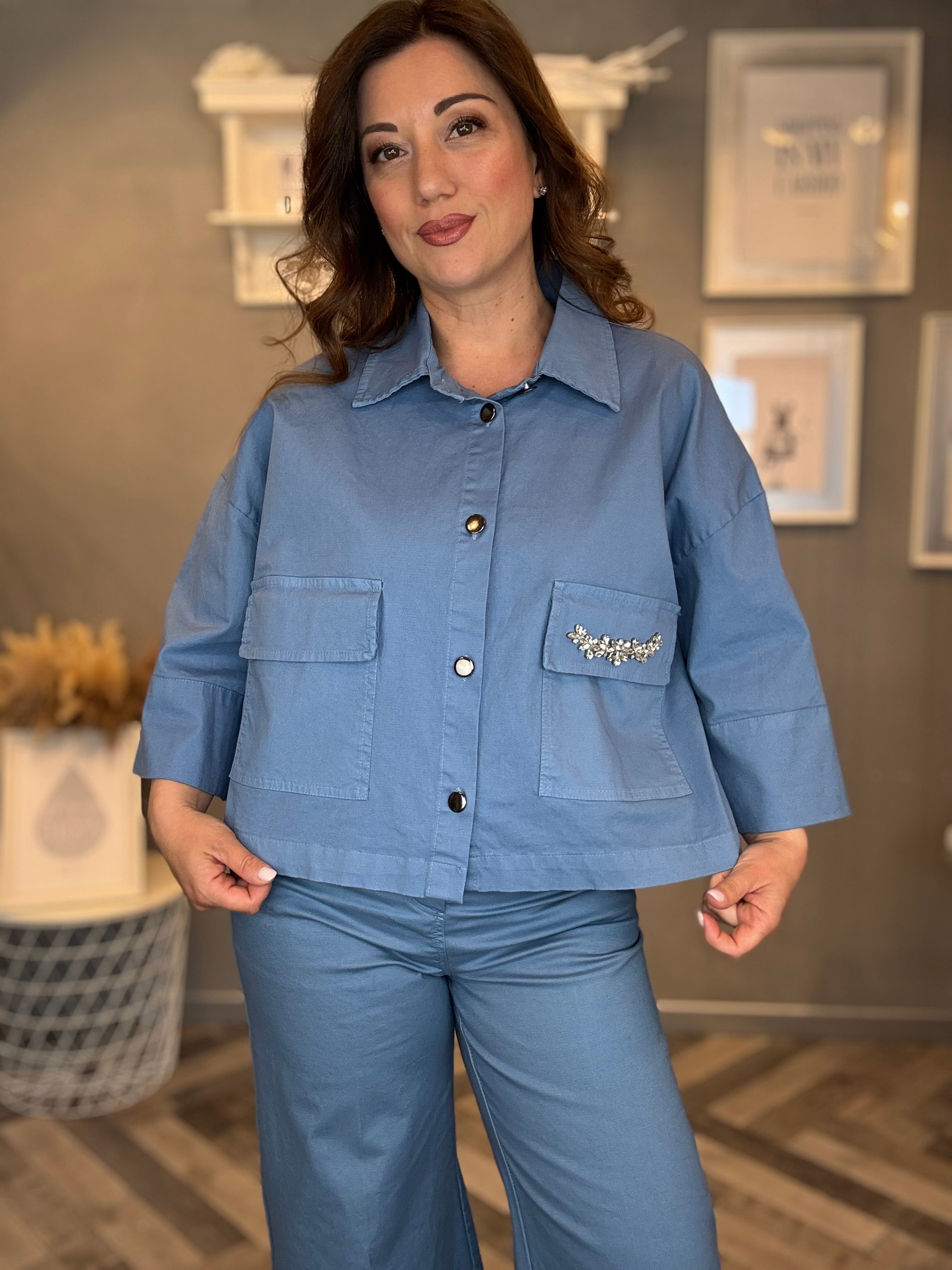 Giacca crop con cabochon carta da zucchero