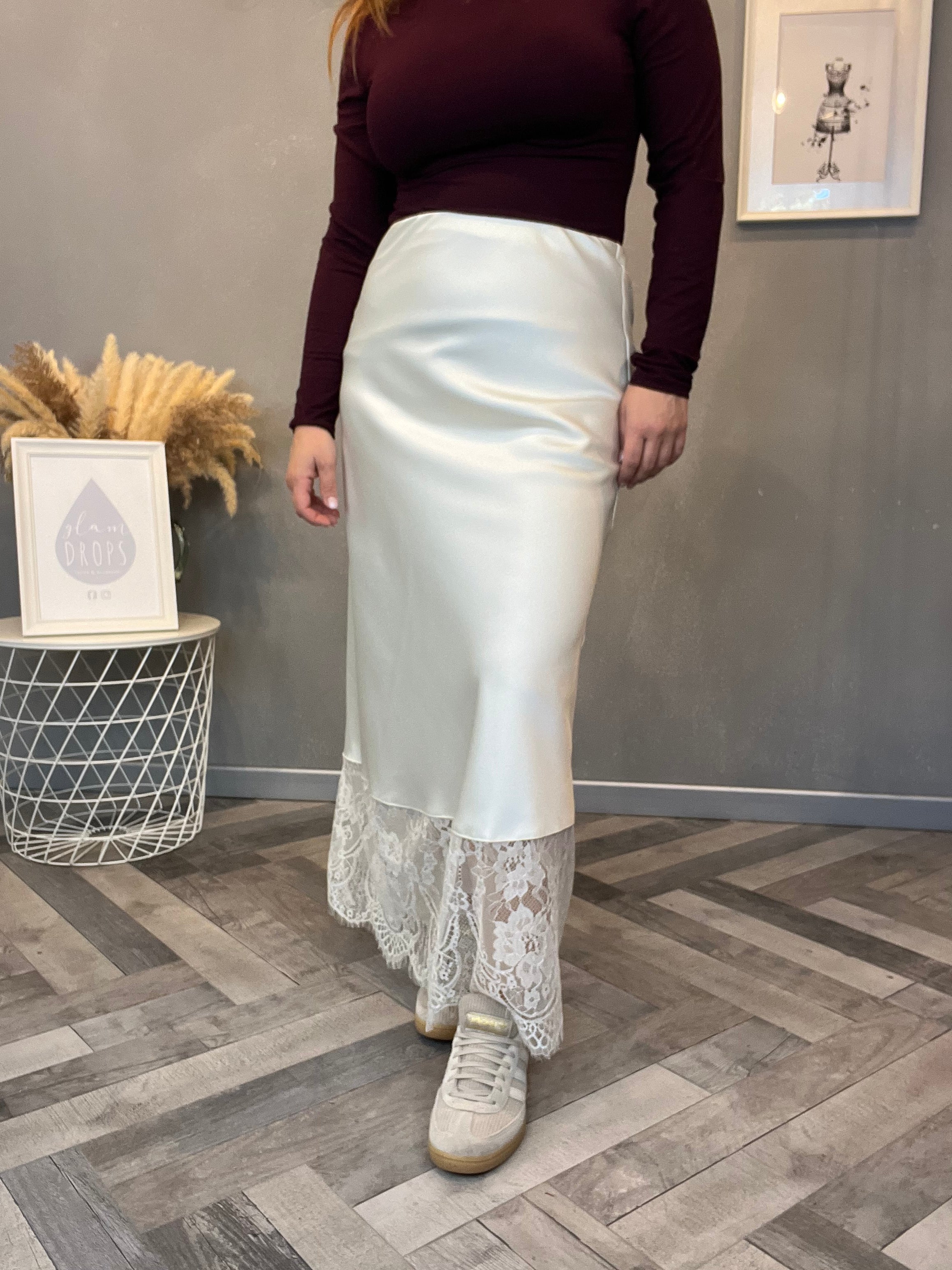 Gonna in satin con pizzo panna