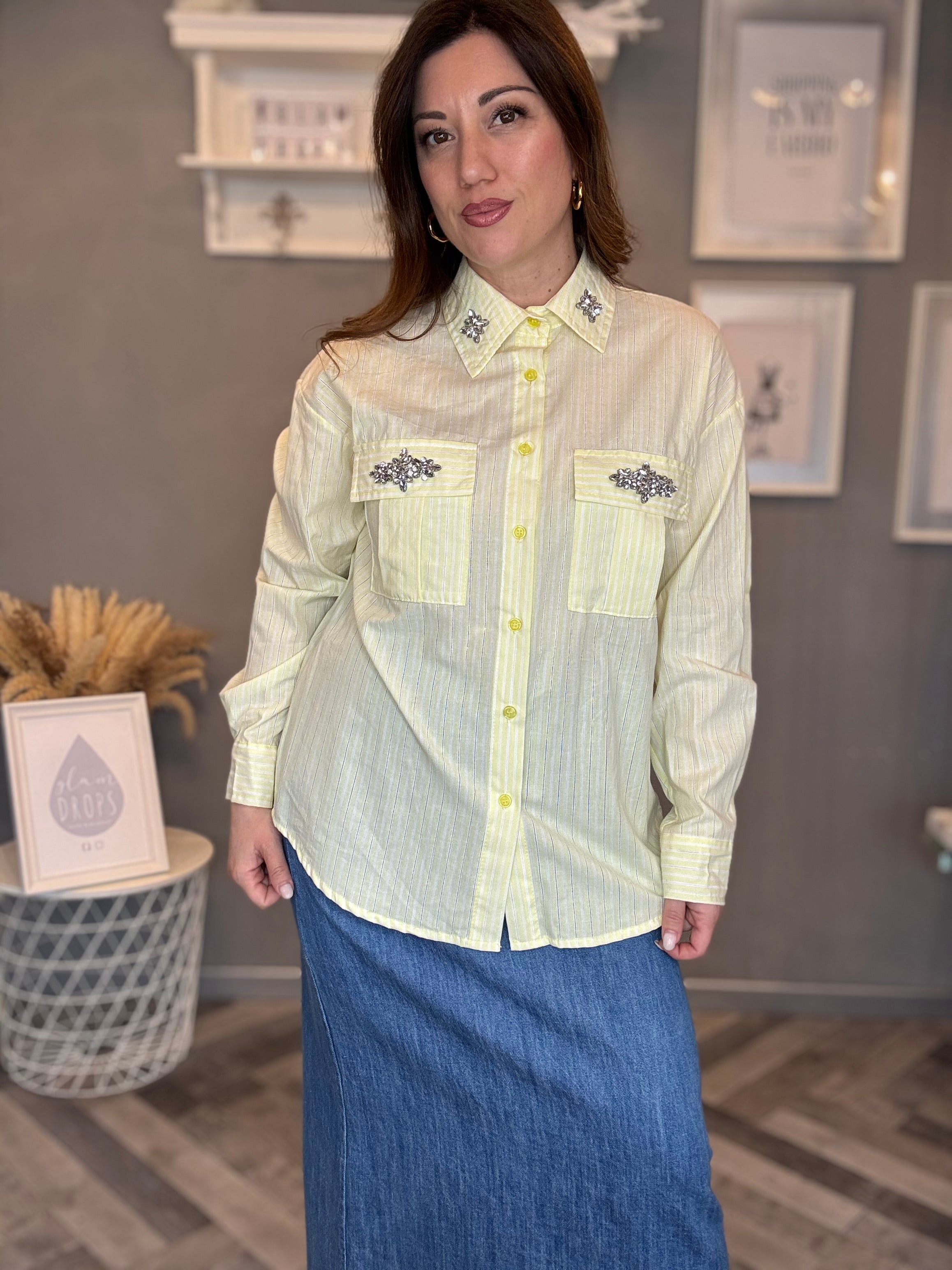 Camicia giallo pastello a righe con applicazioni gioiello