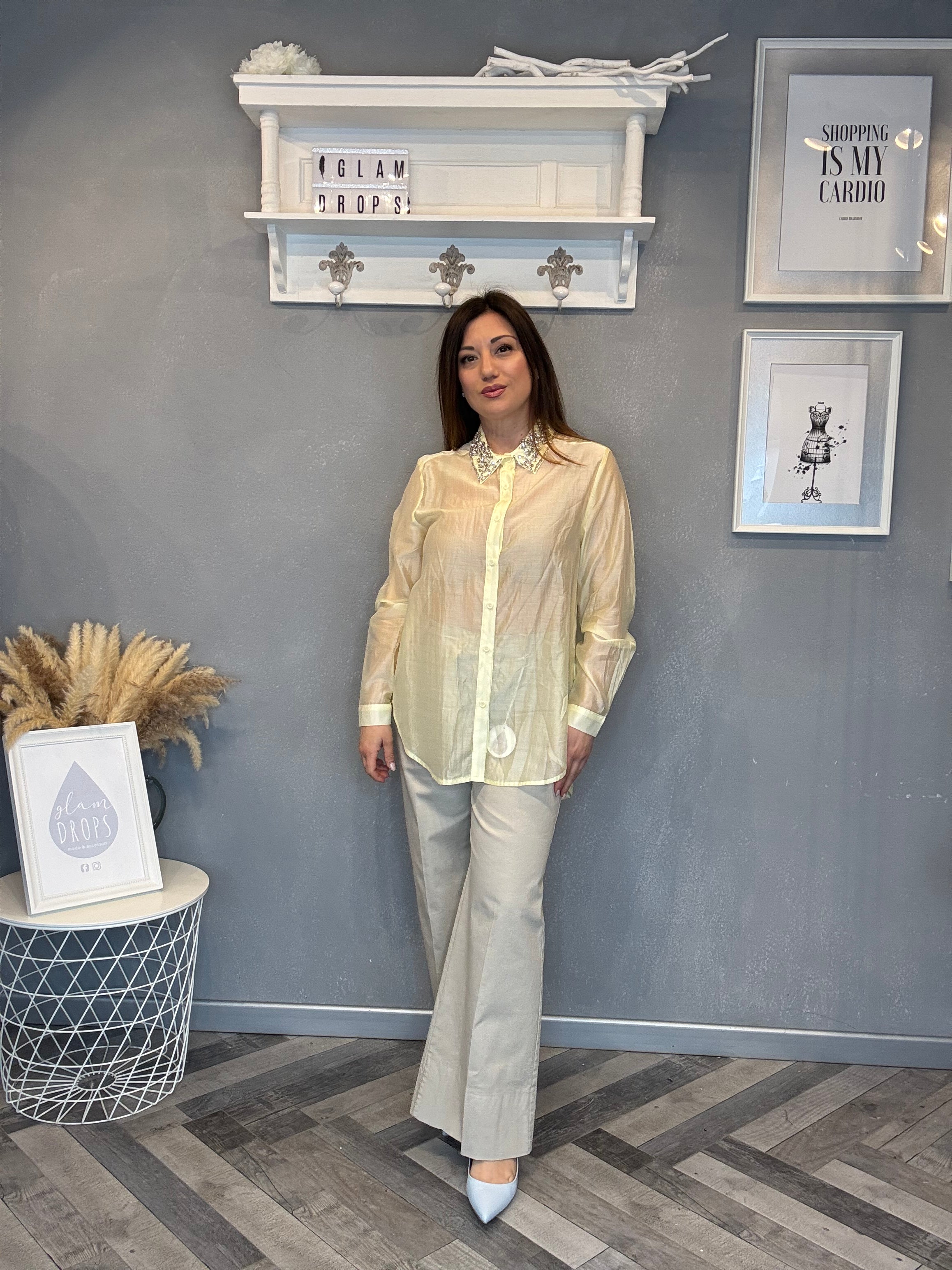 Camicia giallo pastello collo gioiello