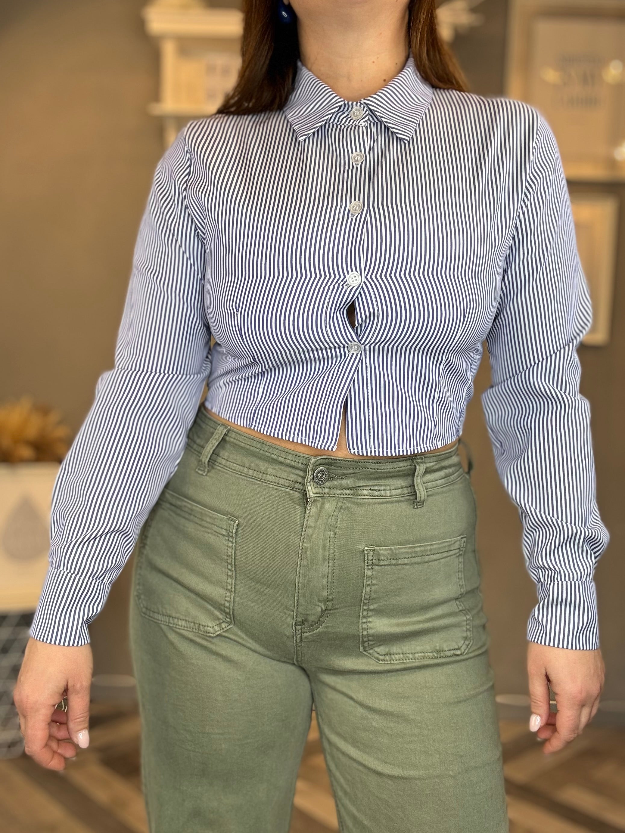 Camicia crop a righe blu