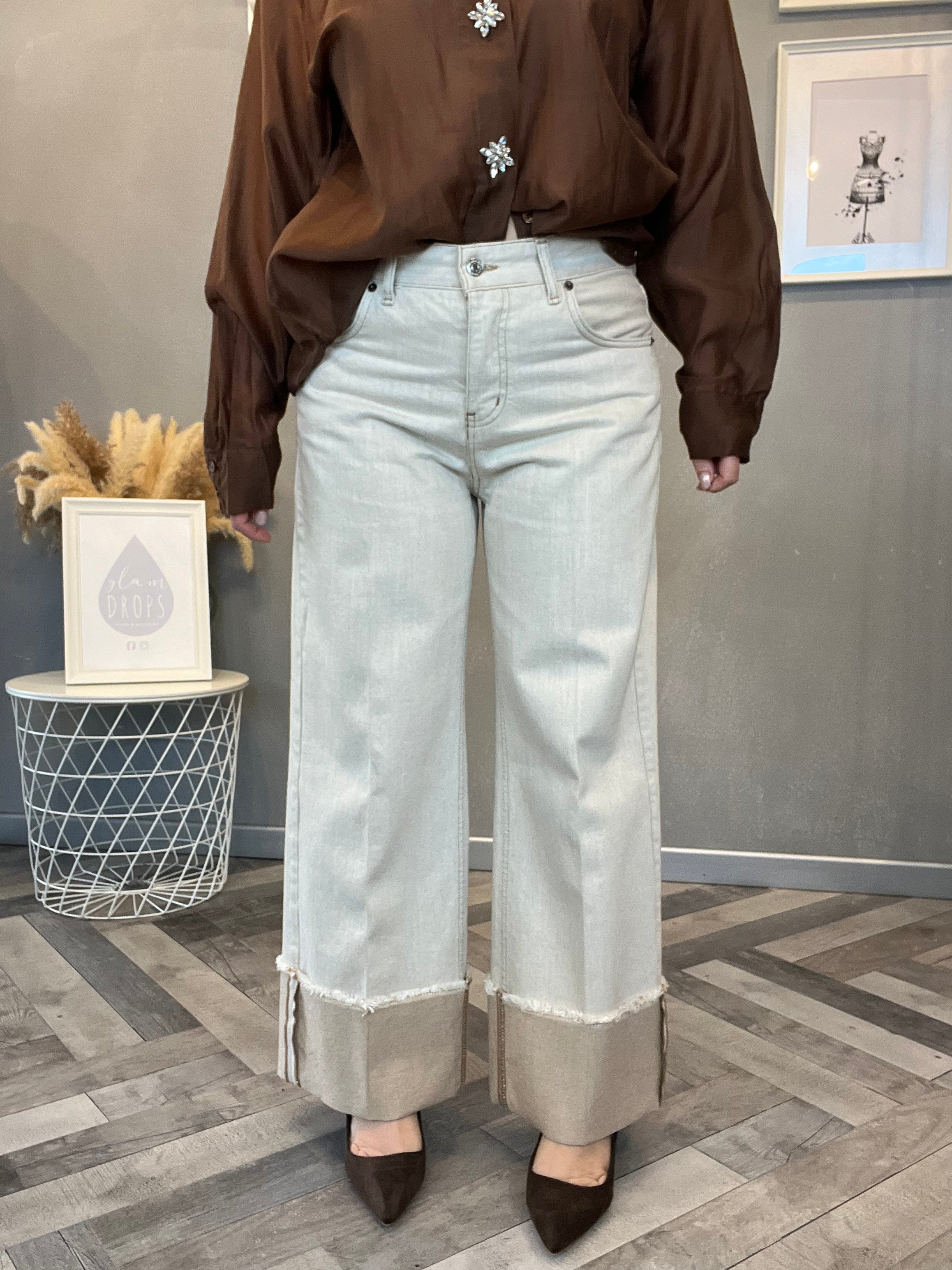 Jeans sabbiato con risvolto