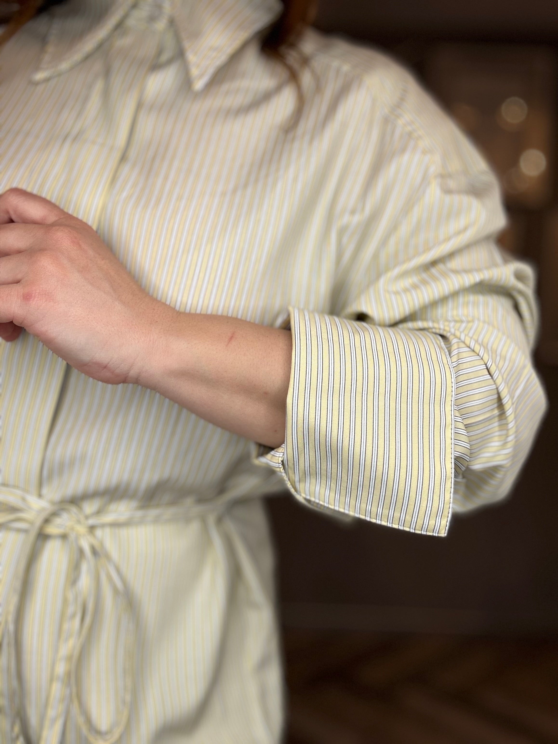 Camicia a righe bianche con laccio