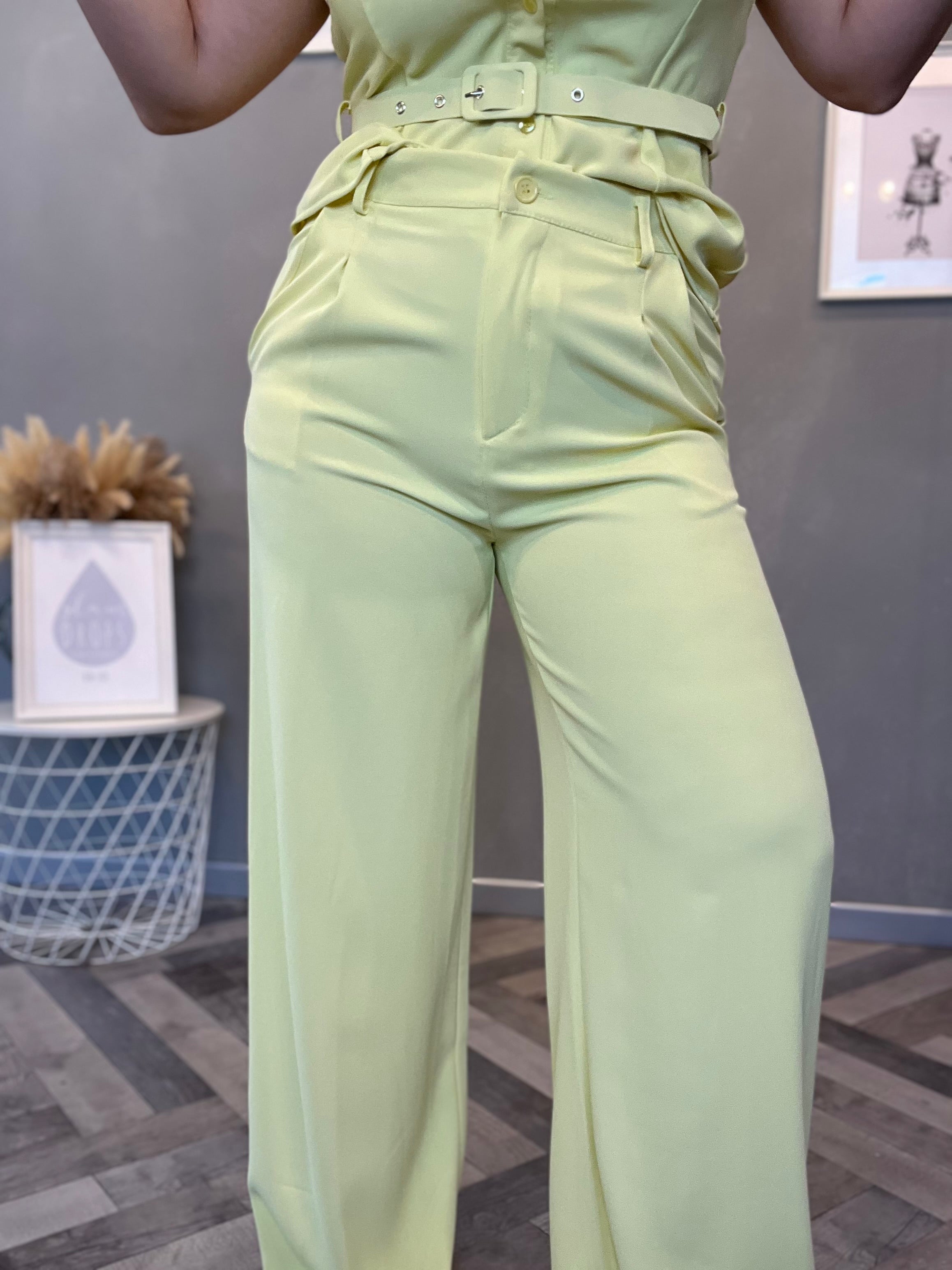 Coordinato smanicato con pantalone palazzo