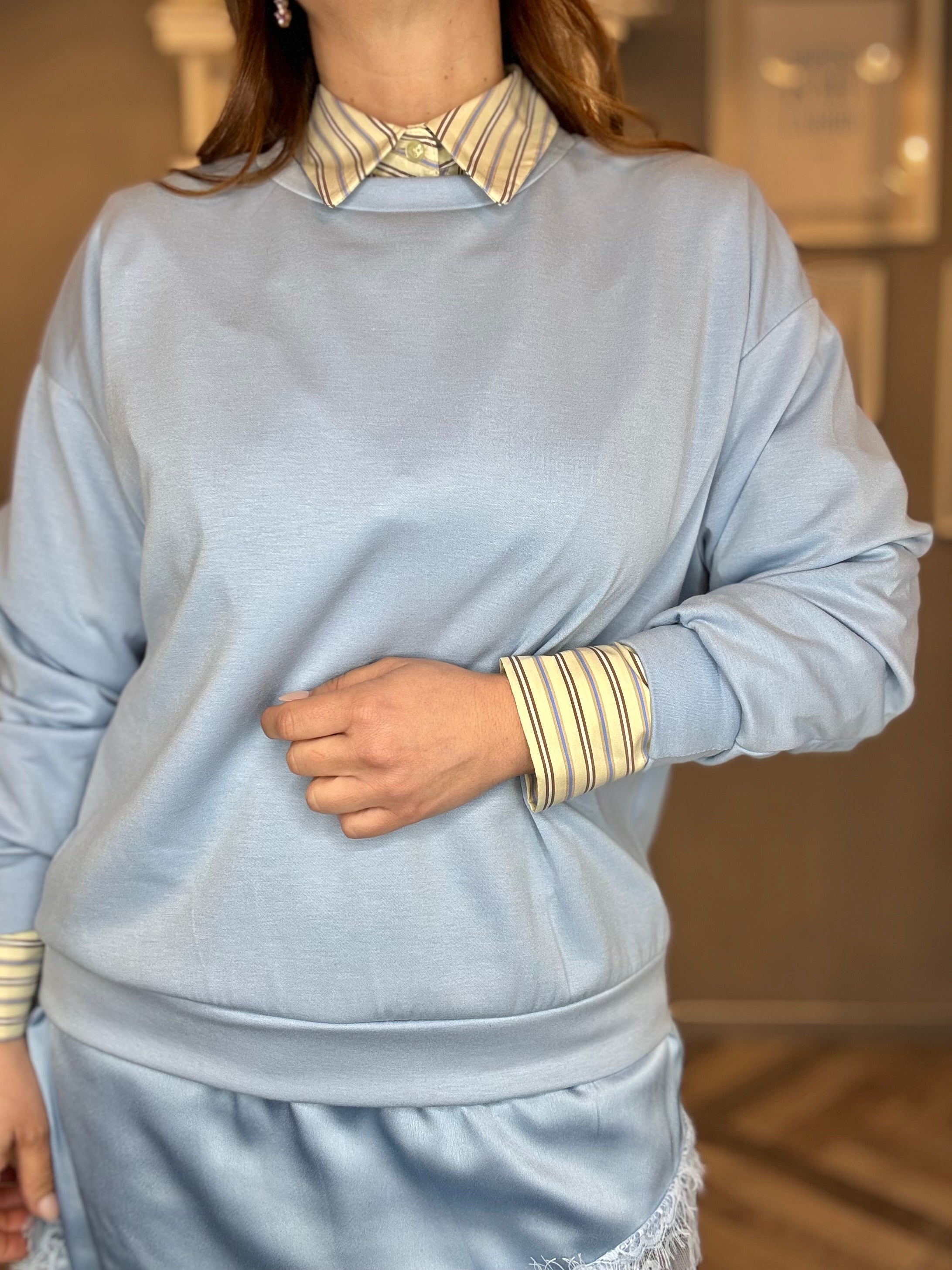 Felpa con bordo in raso e pizzo celeste