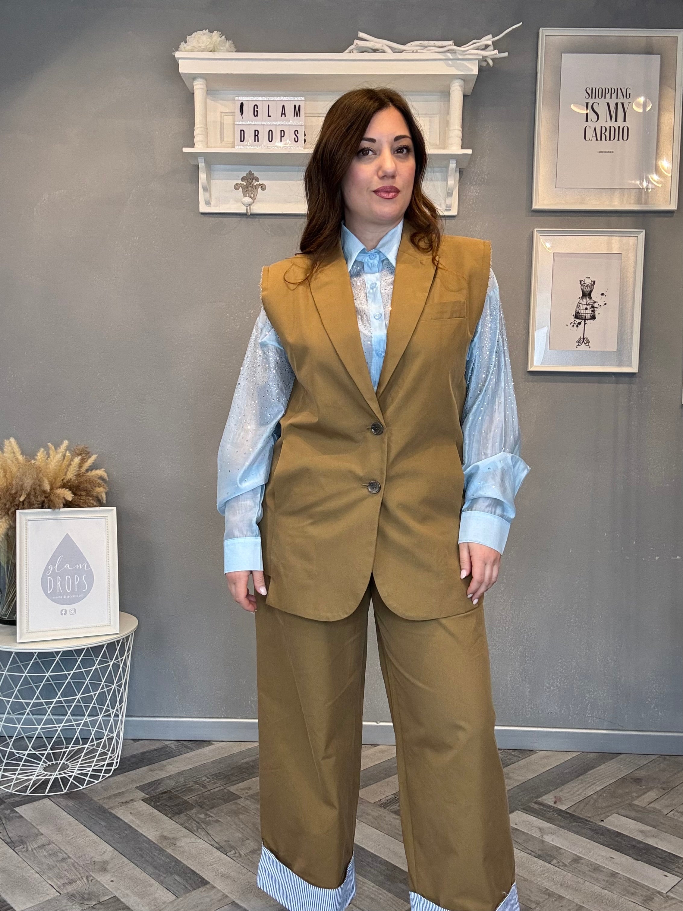 Gilet blazer smanicato con spallina tagliata a vivo