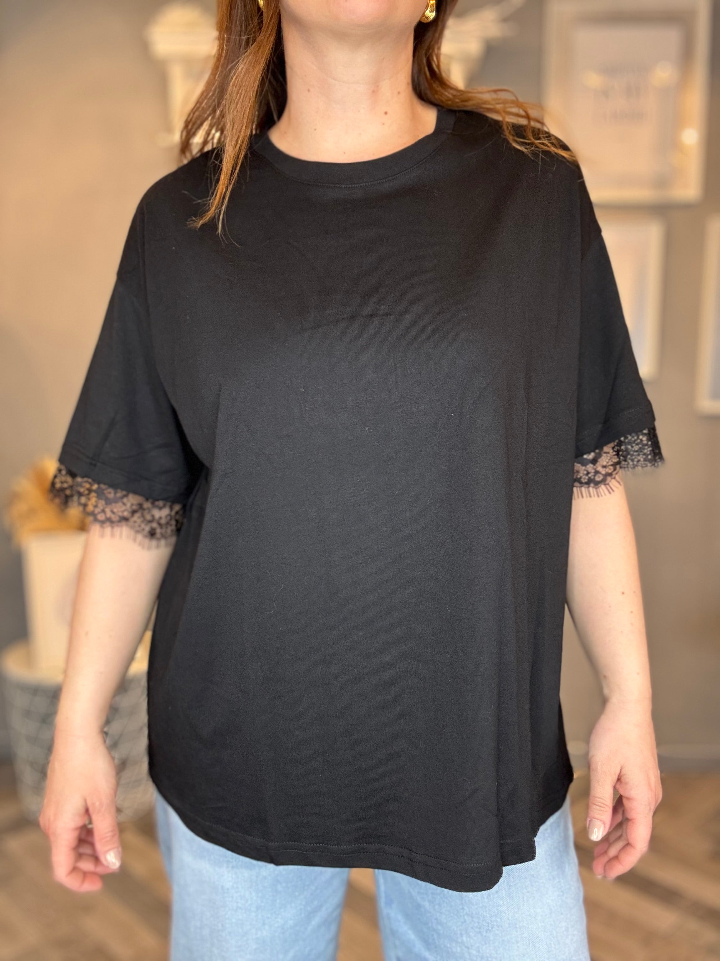 T-shirt over pizzo details nera