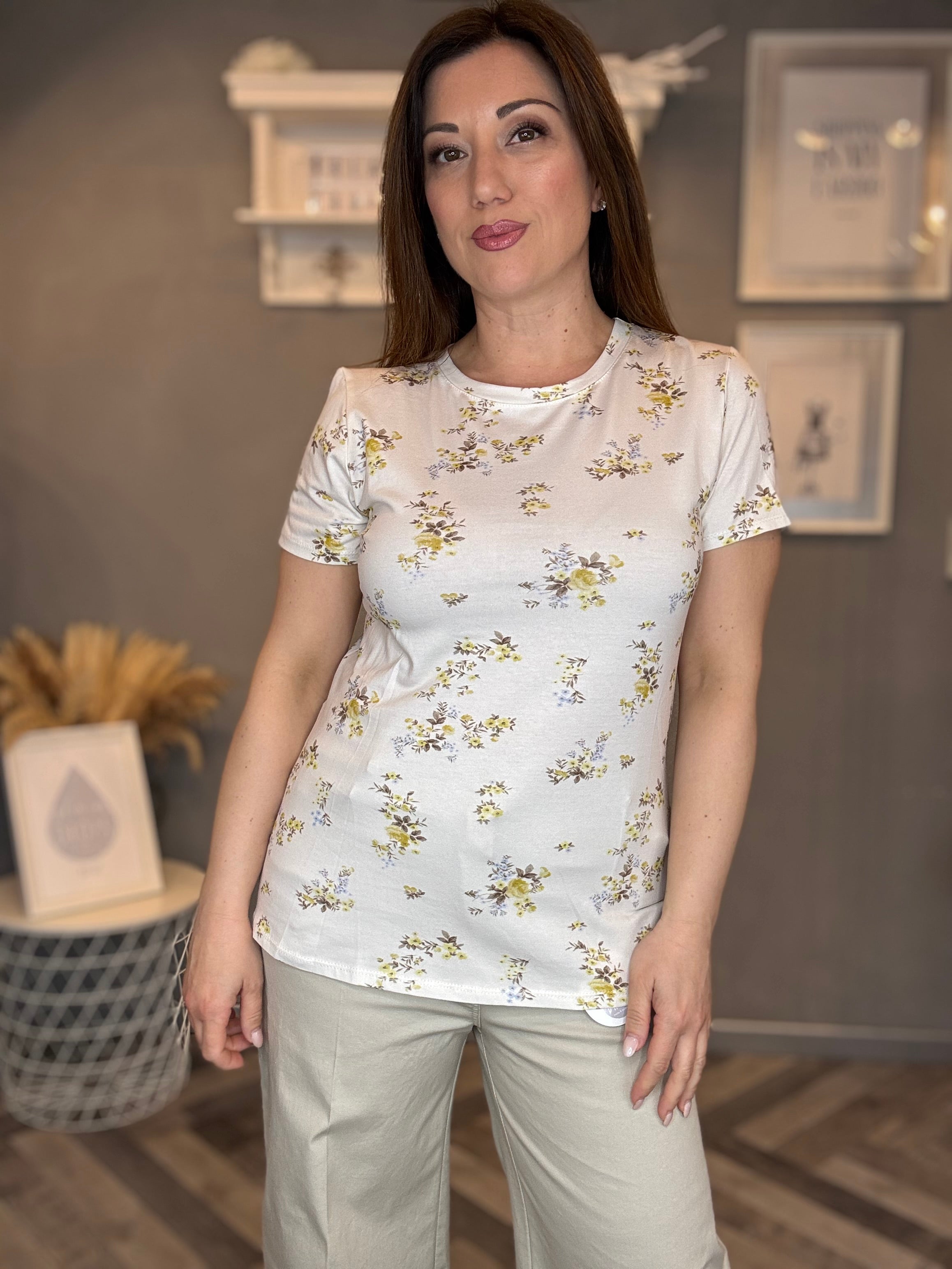 T-shirt fiori celesti e giallo pastello