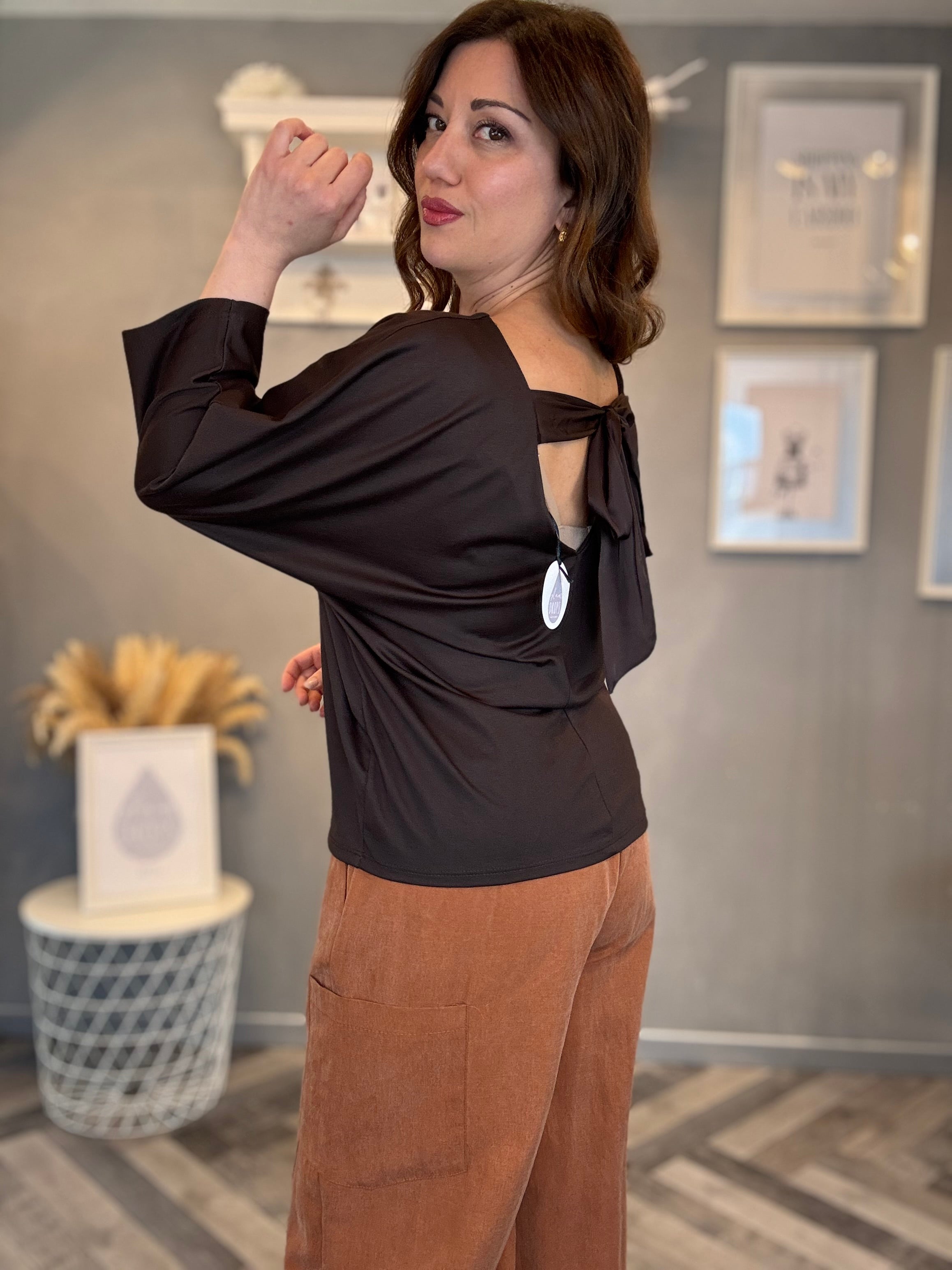 Maglia con fiocco sul retro moro