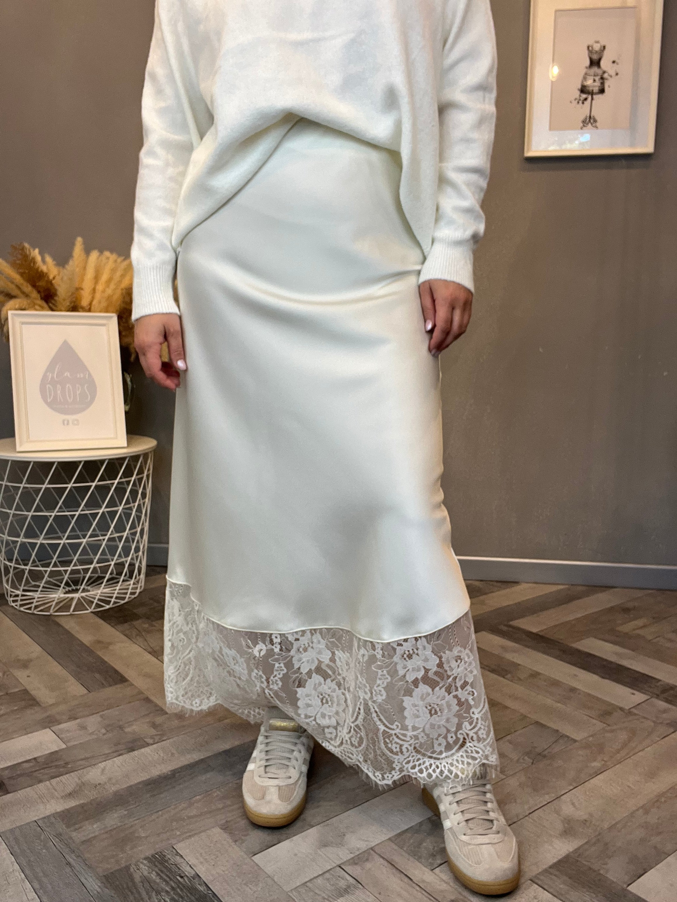 Gonna in satin con pizzo panna