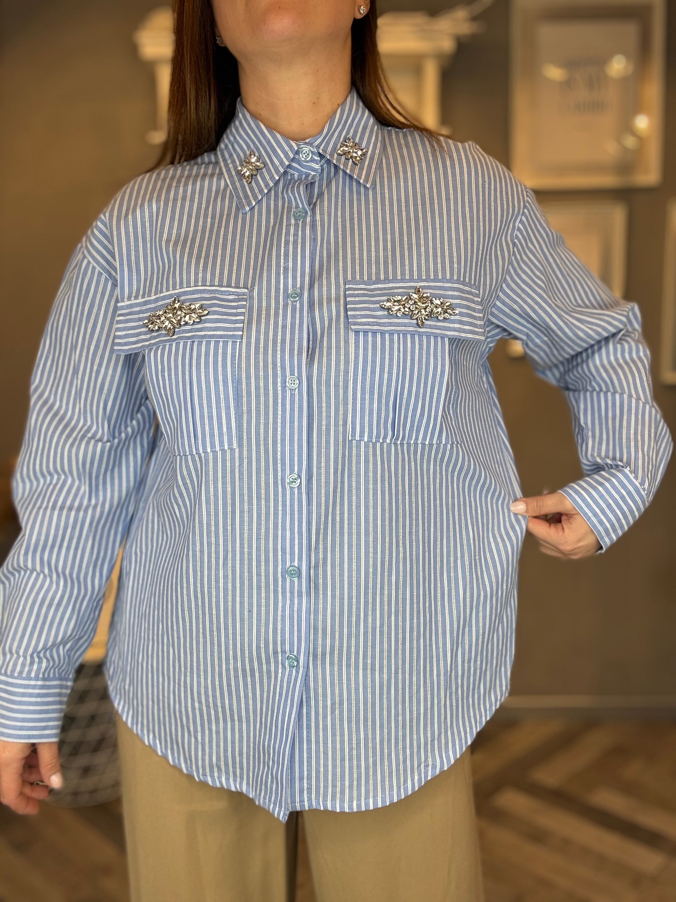 Camicia celeste a righe con applicazioni gioiello