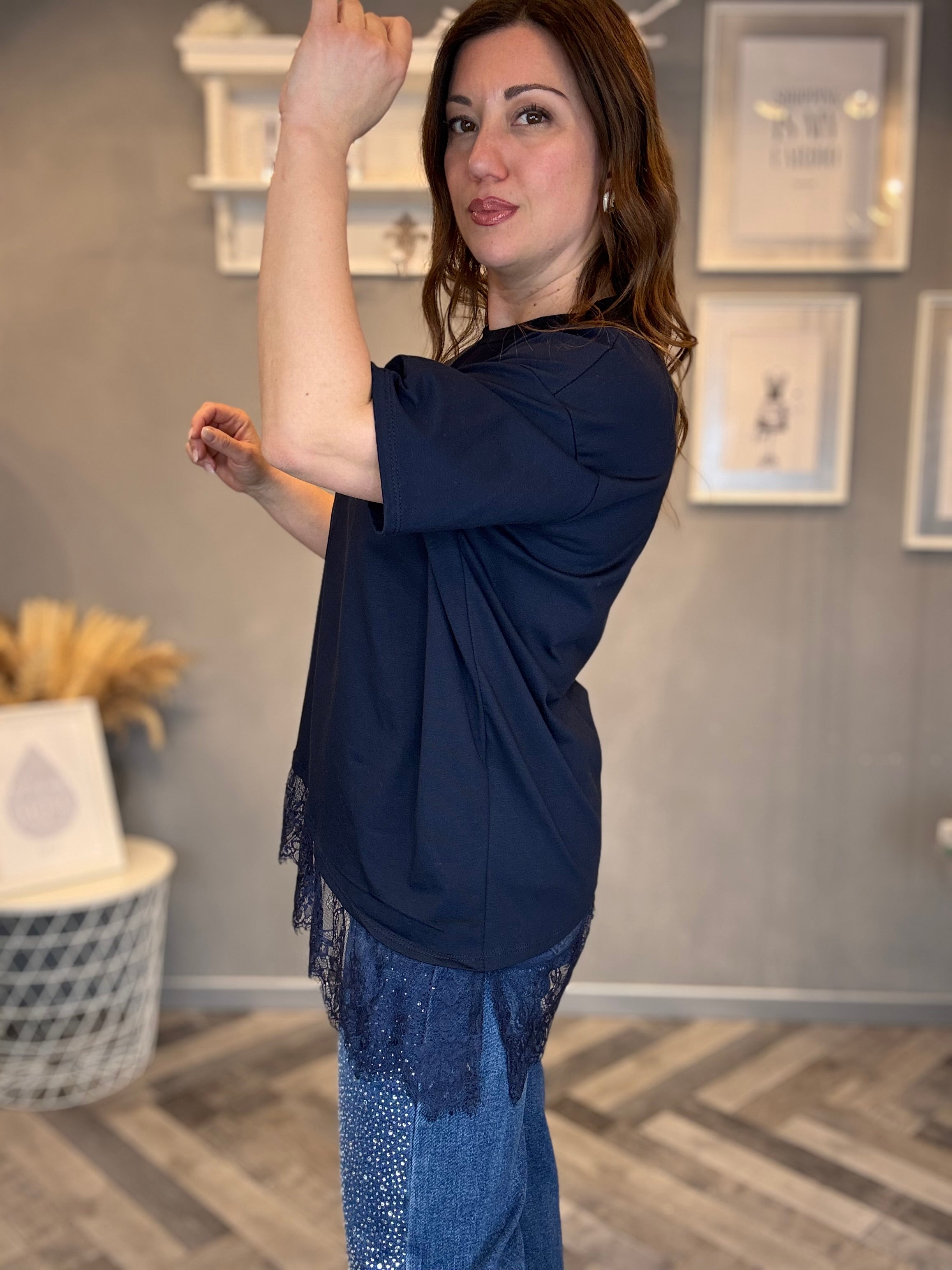 T-shirt blu over con pizzo