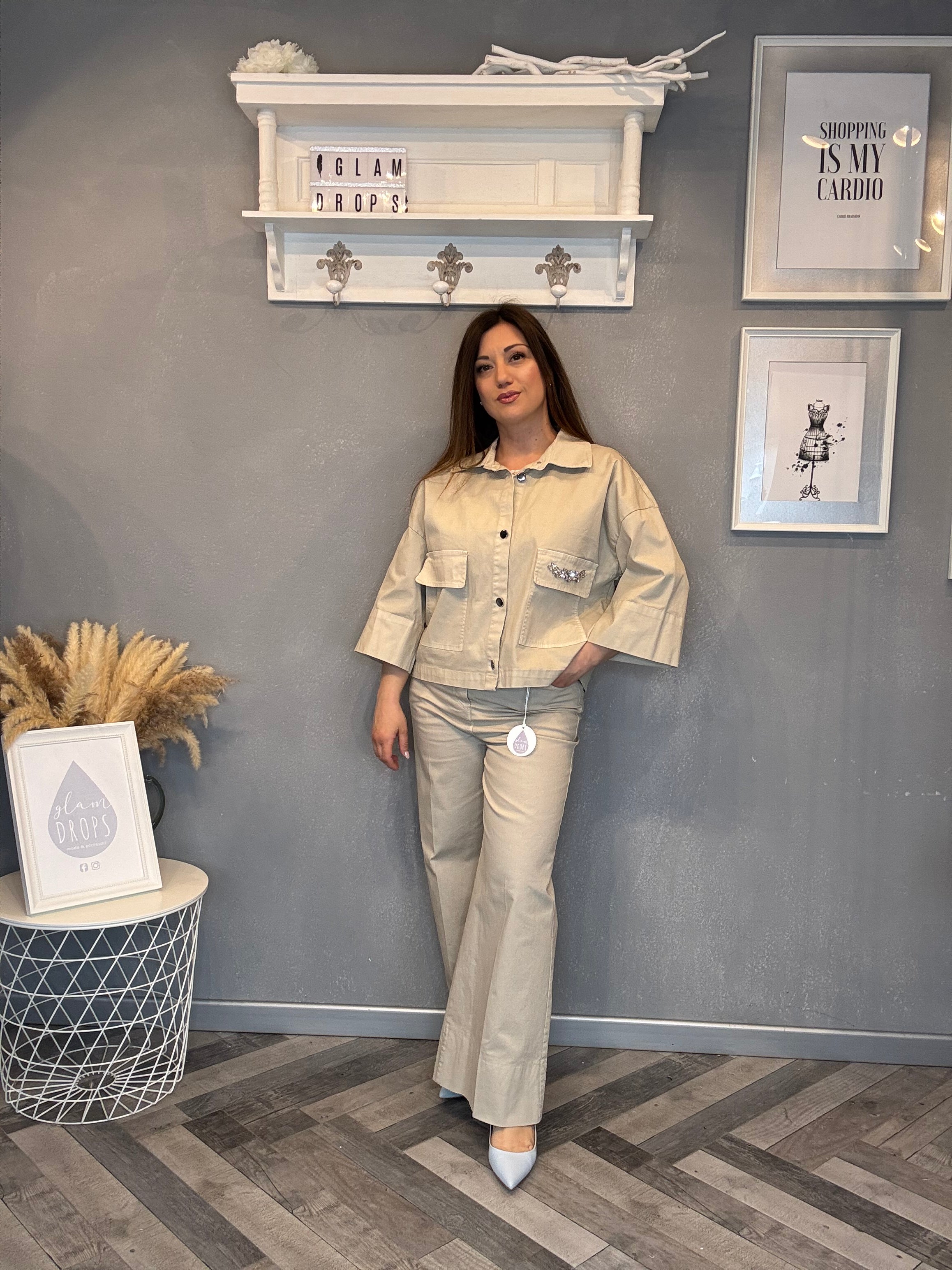 Giacca crop con cabochon sabbia