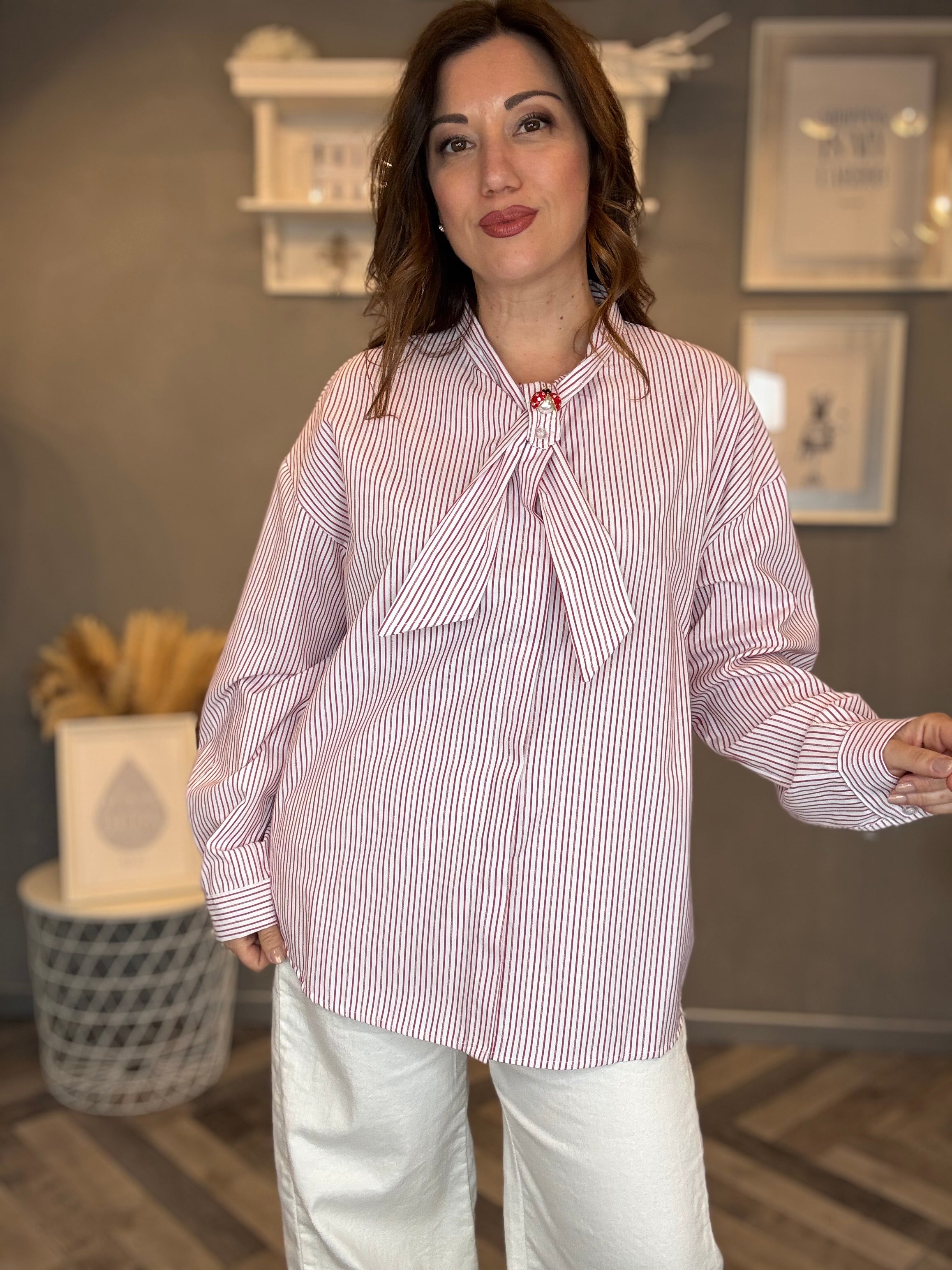 Camicia a righe rosse con fiocco