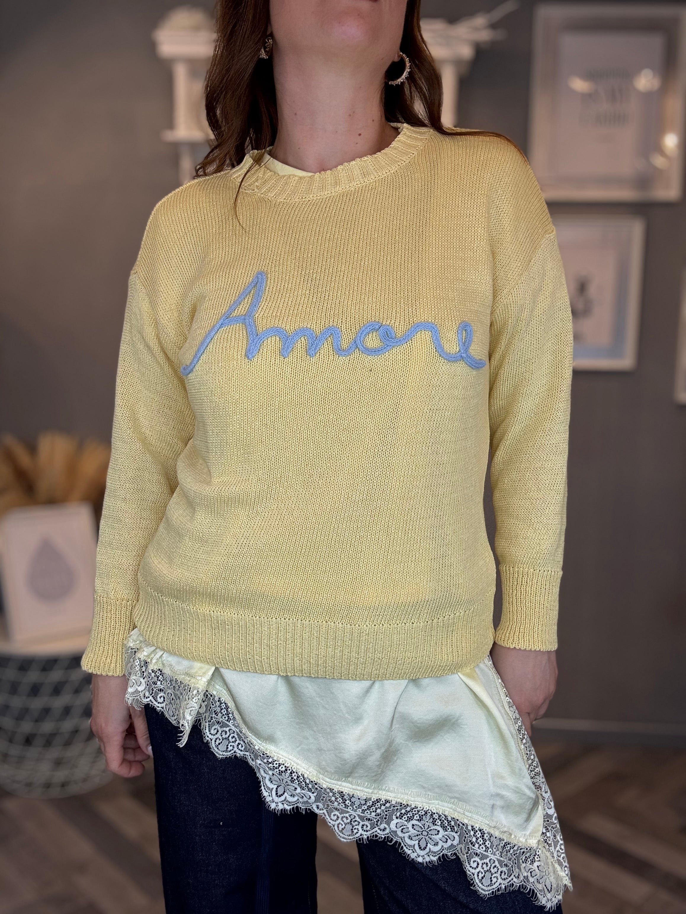 T-shirt giallo pastello con satin e pizzo