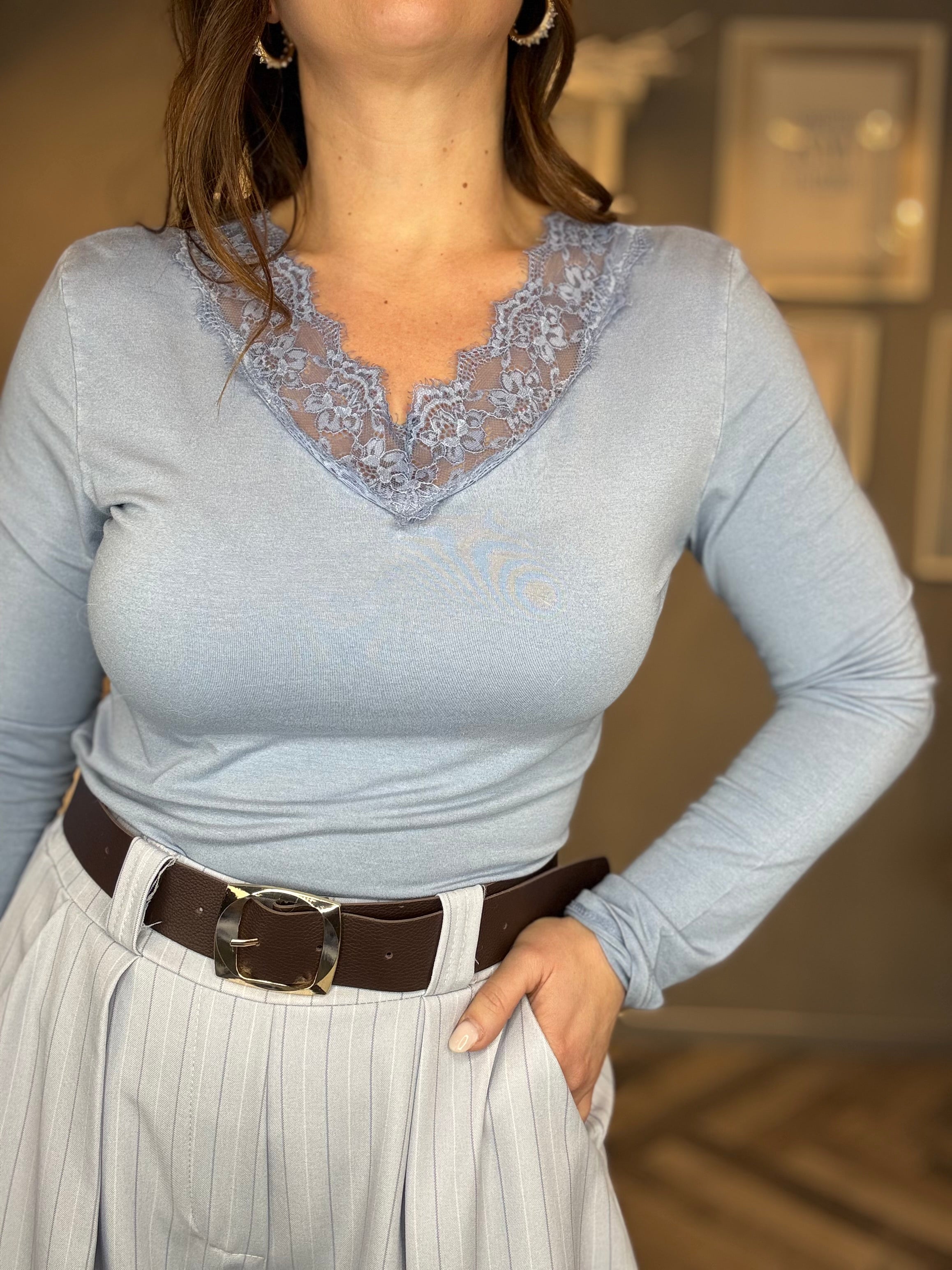 T-shirt in viscosa con pizzo