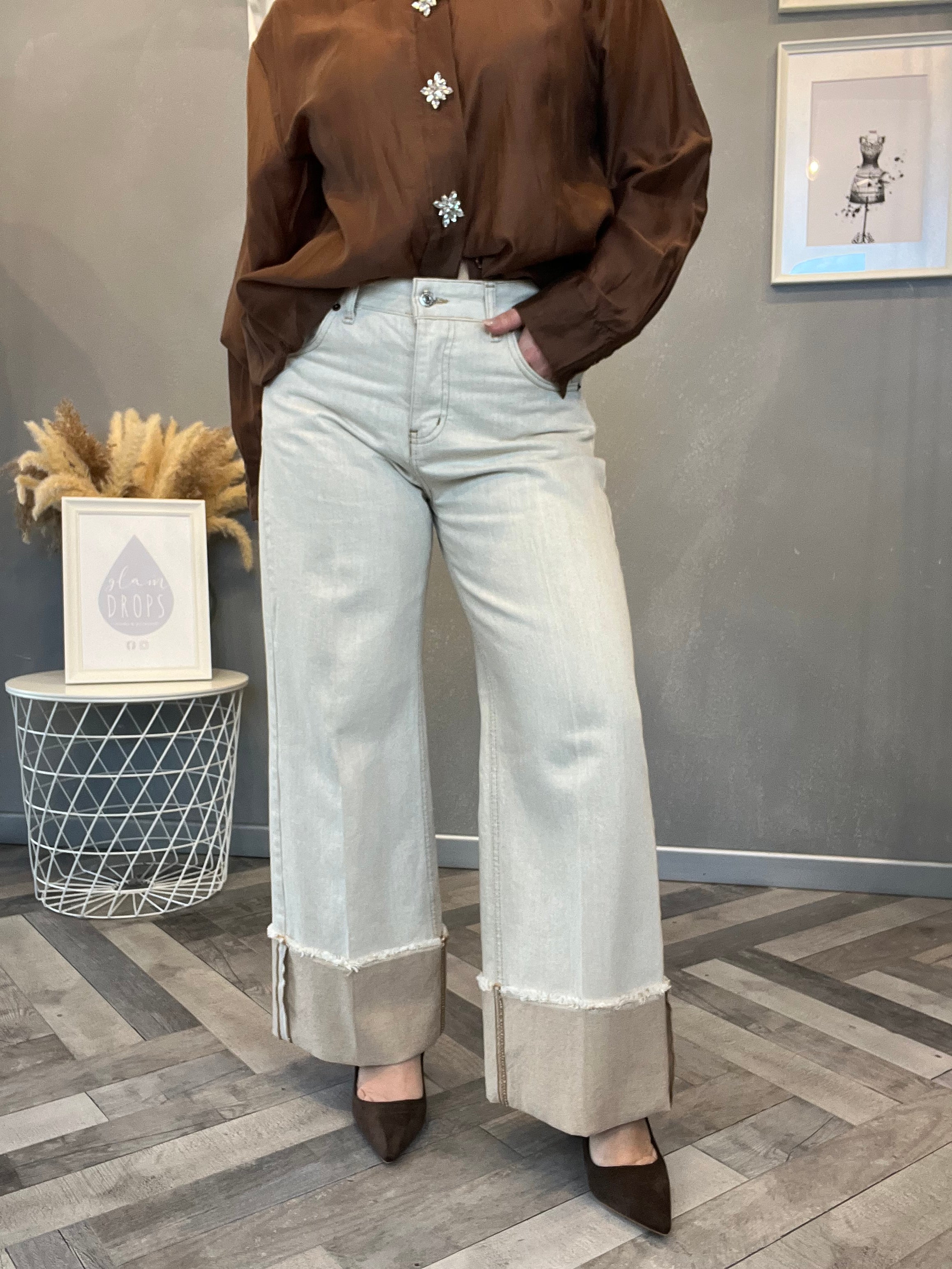 Jeans sabbiato con risvolto