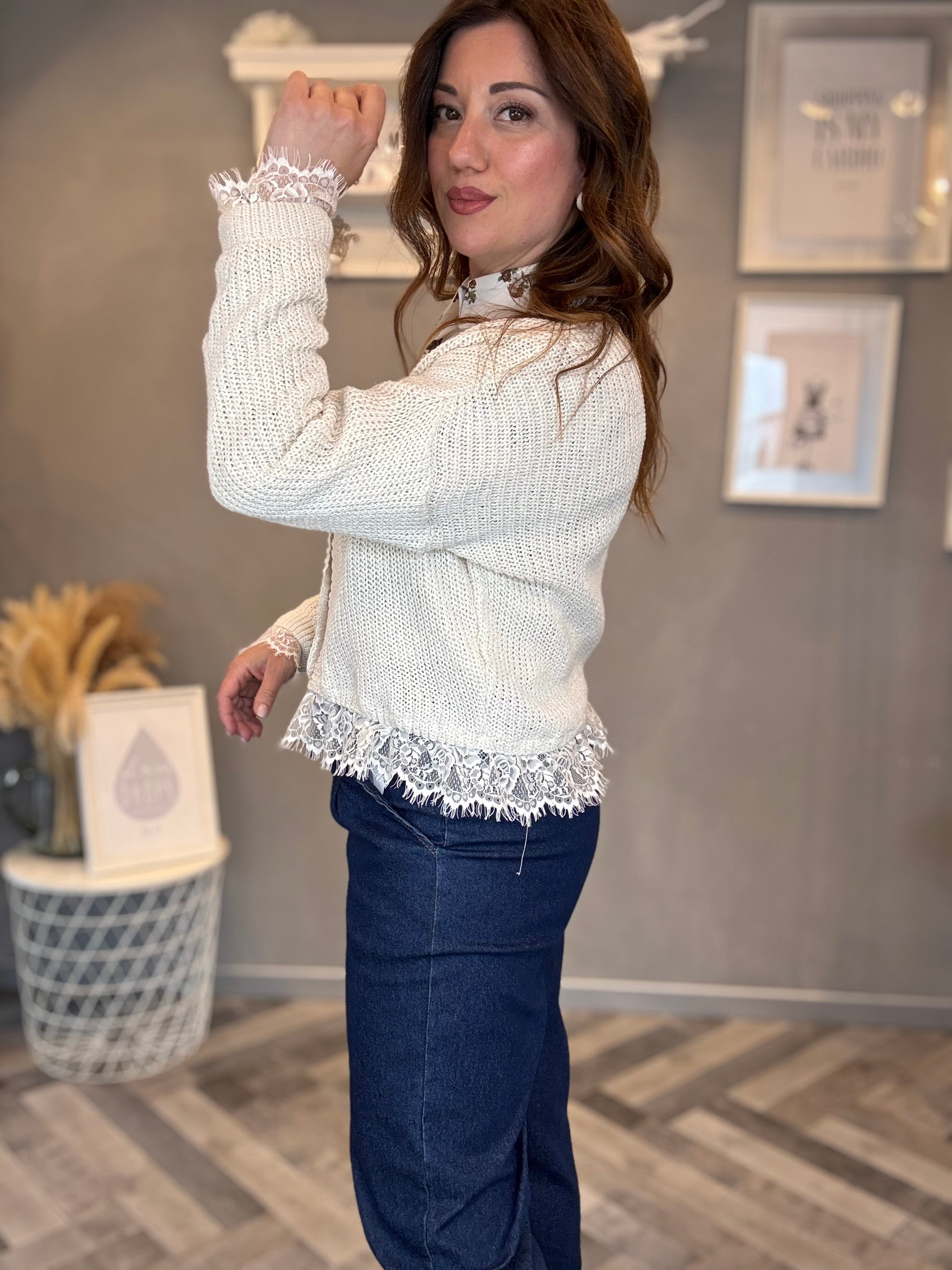 Cardigan panna con dettagli in pizzo