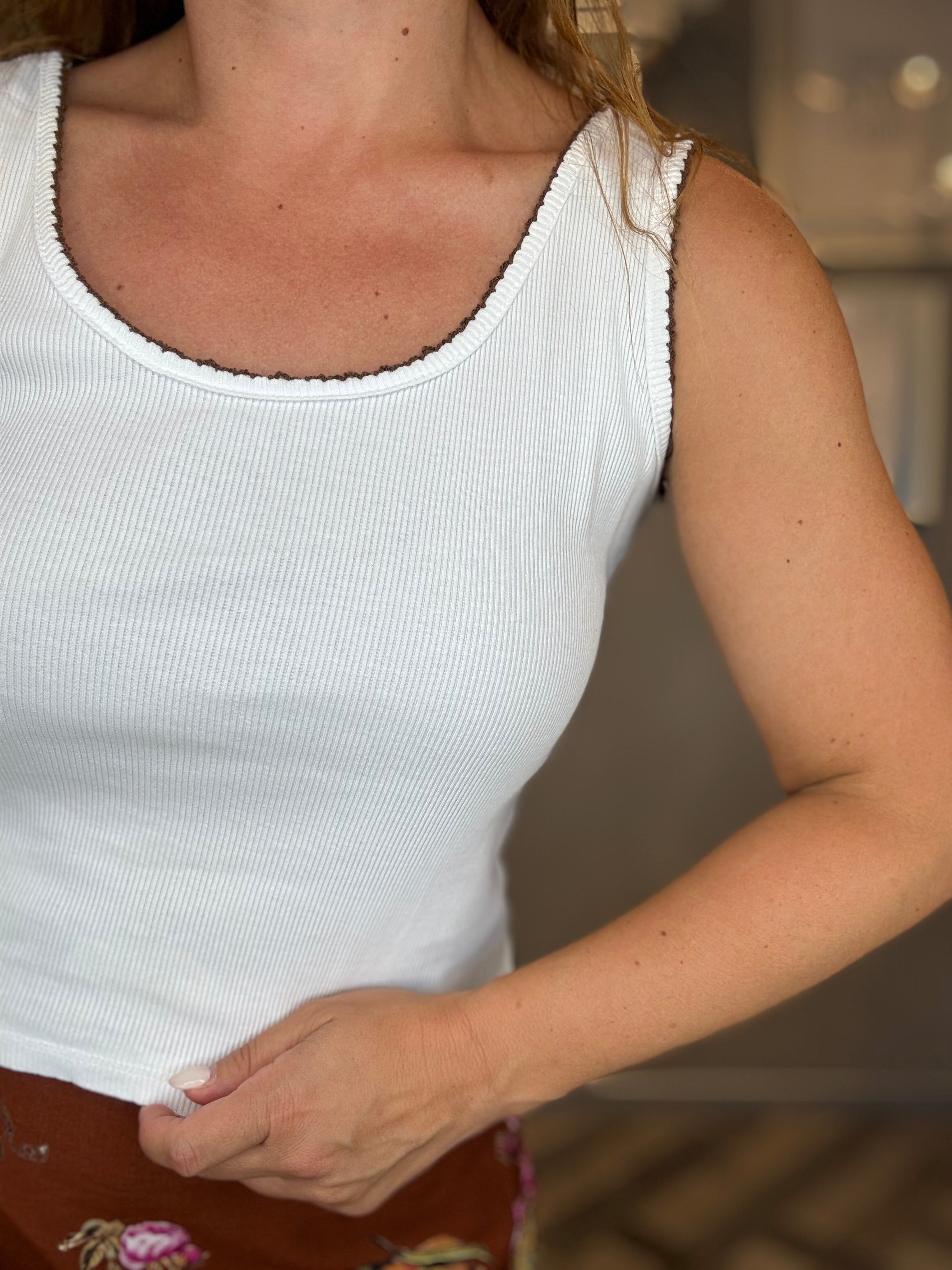 Top a costine bianco con collo ricamato