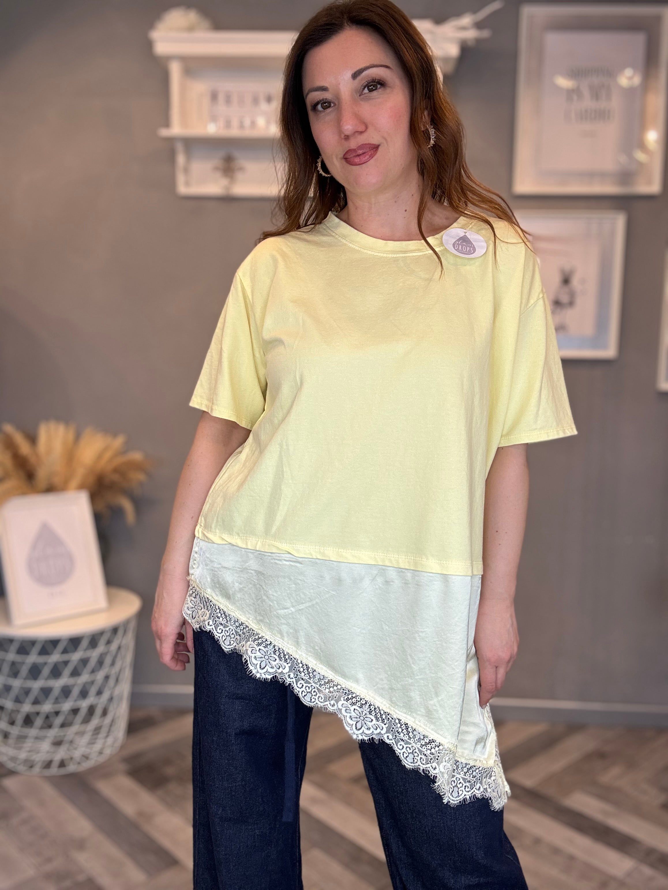 T-shirt giallo pastello con satin e pizzo