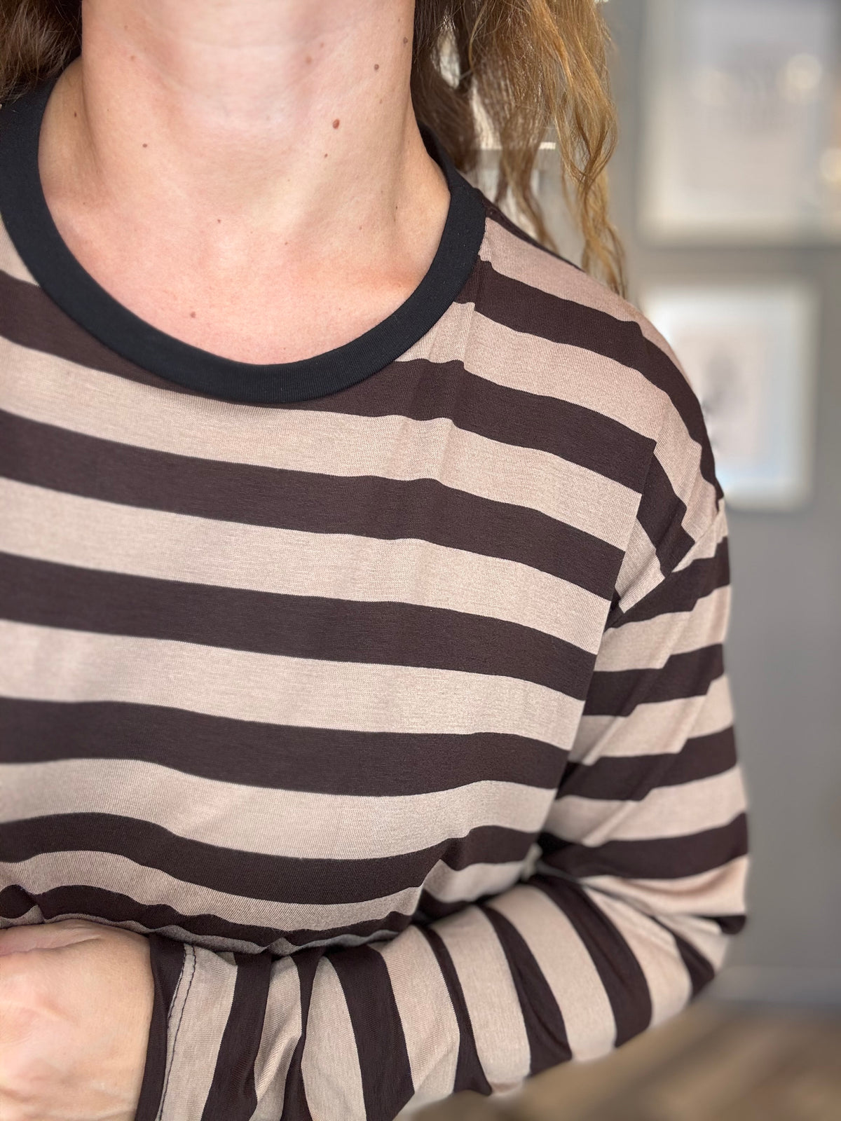 T-shirt soft righe biscotto moro collo nero