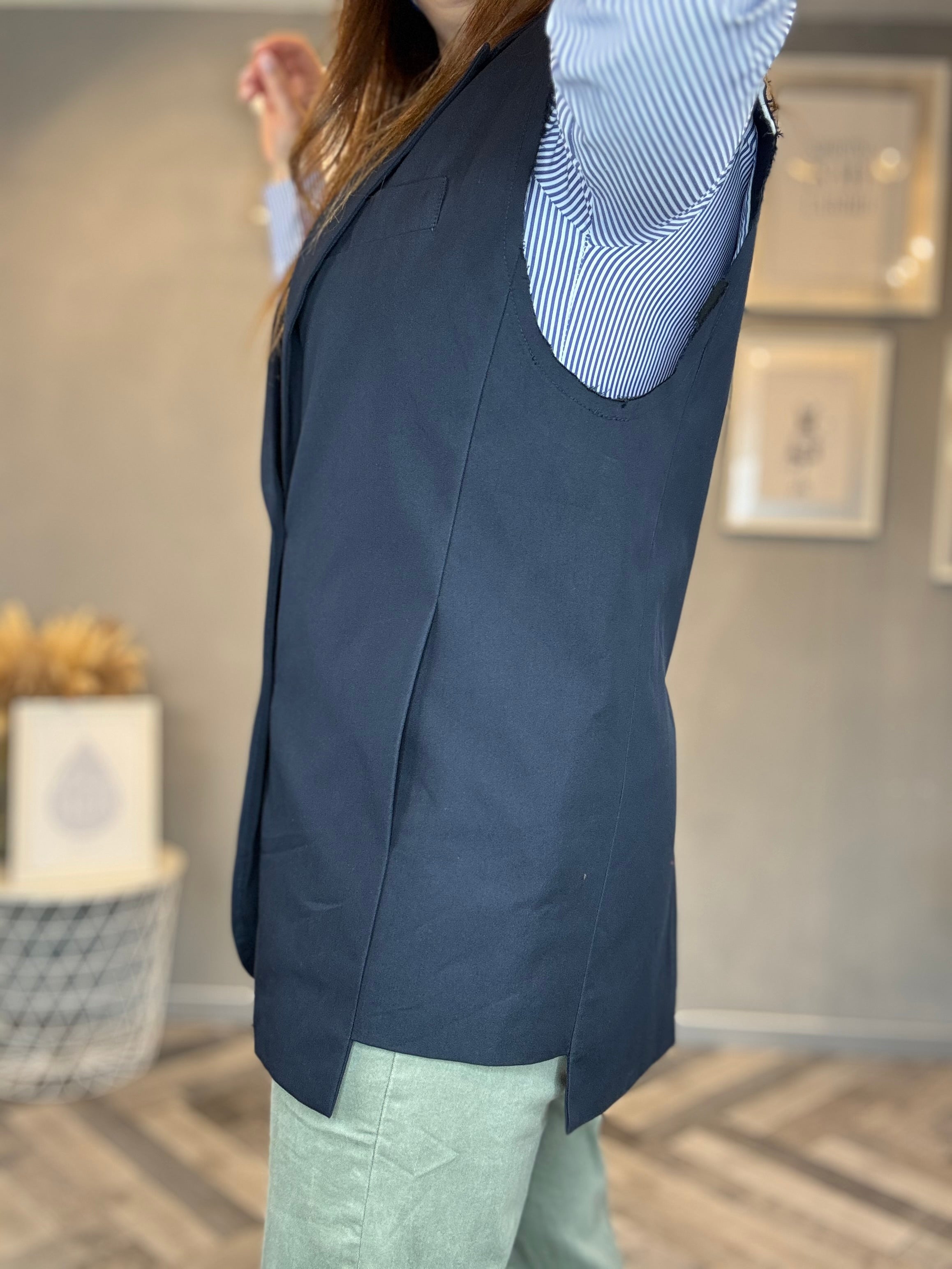 Gilet blazer smanicato con spallina tagliata a vivo