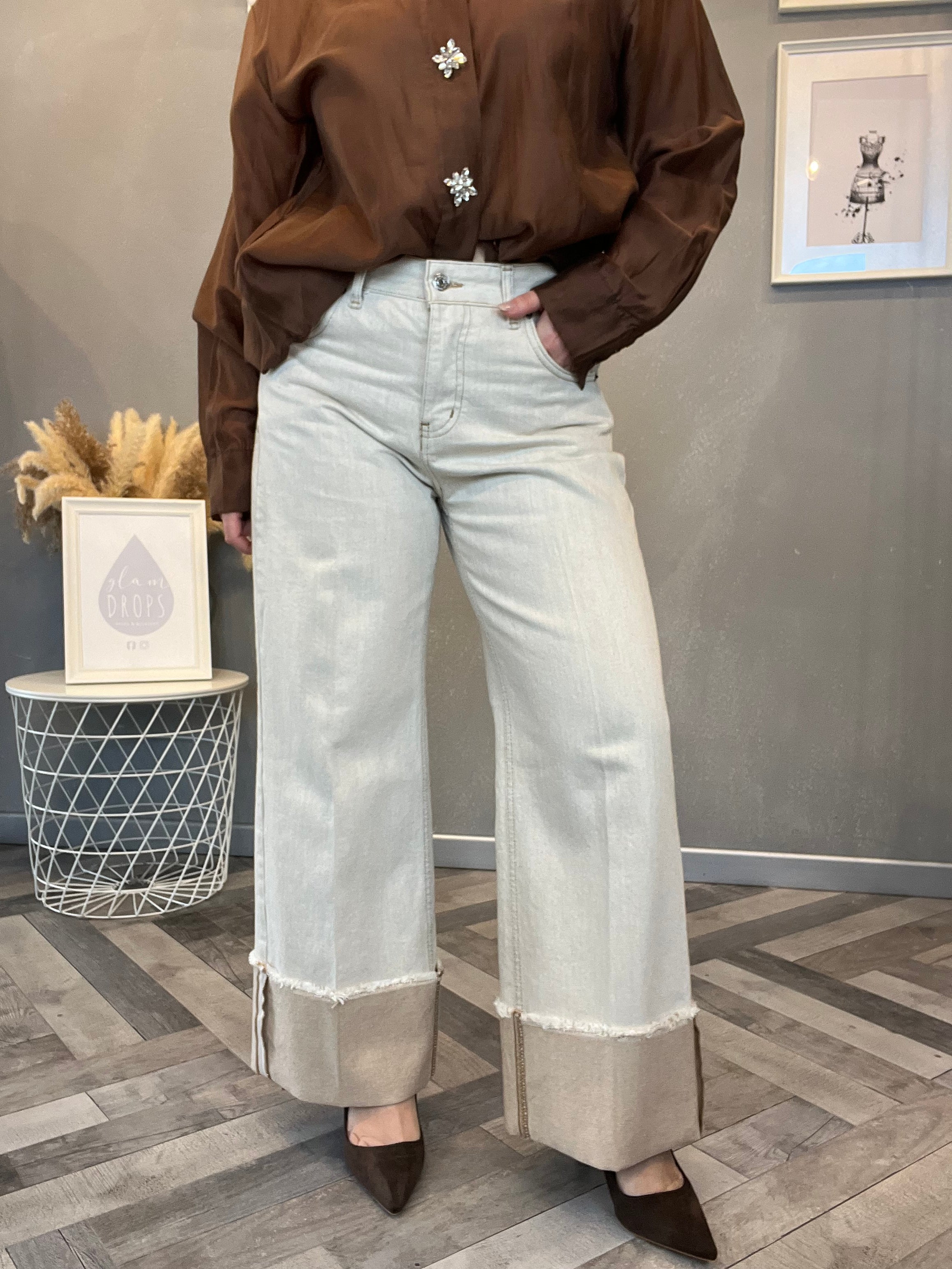 Jeans sabbiato con risvolto