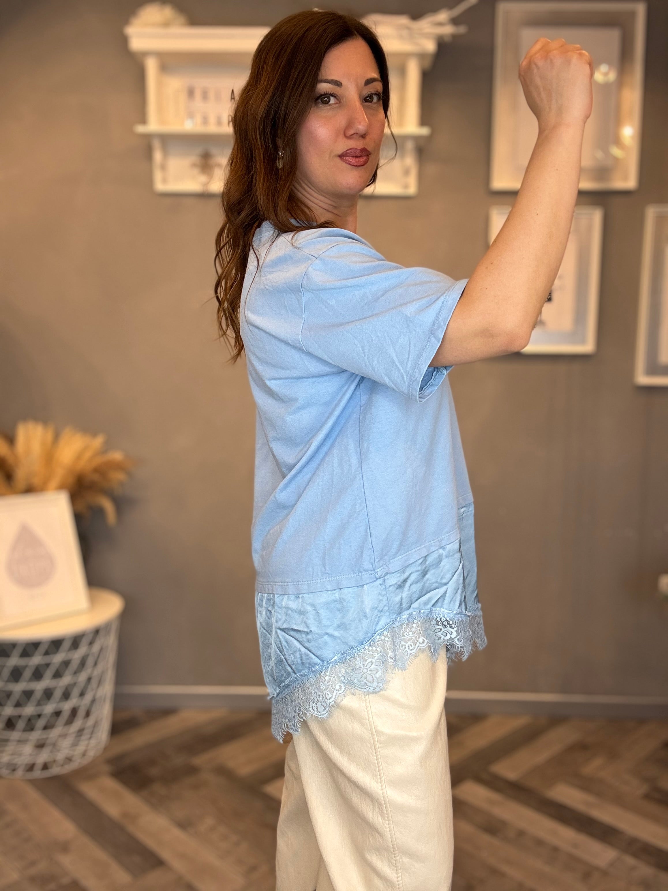 T-shirt celeste con satin e pizzo